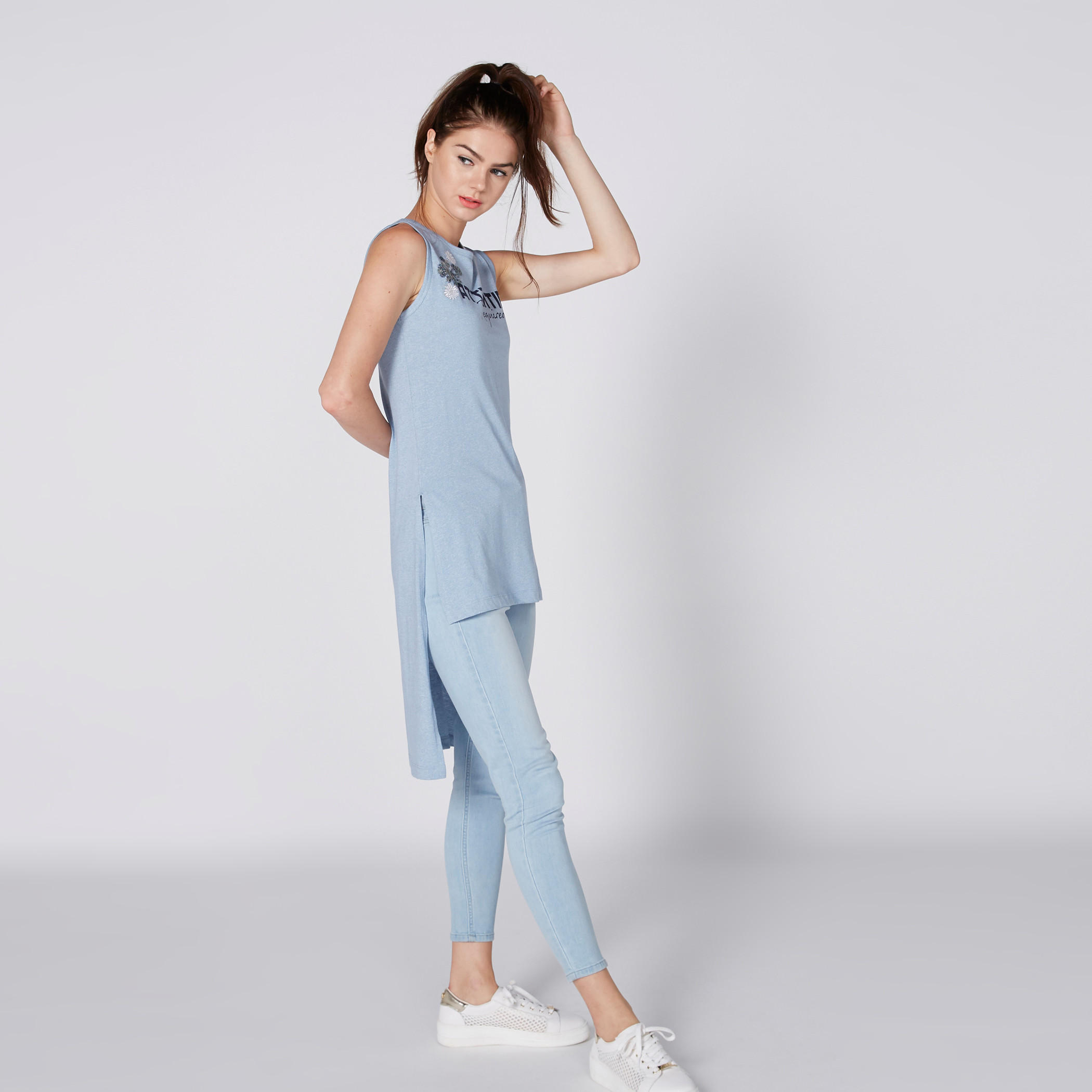 تيشيرت طويل دون أكمام بحوّاف غير مستوية وطبعات-women-clothing-tshirts-image-3