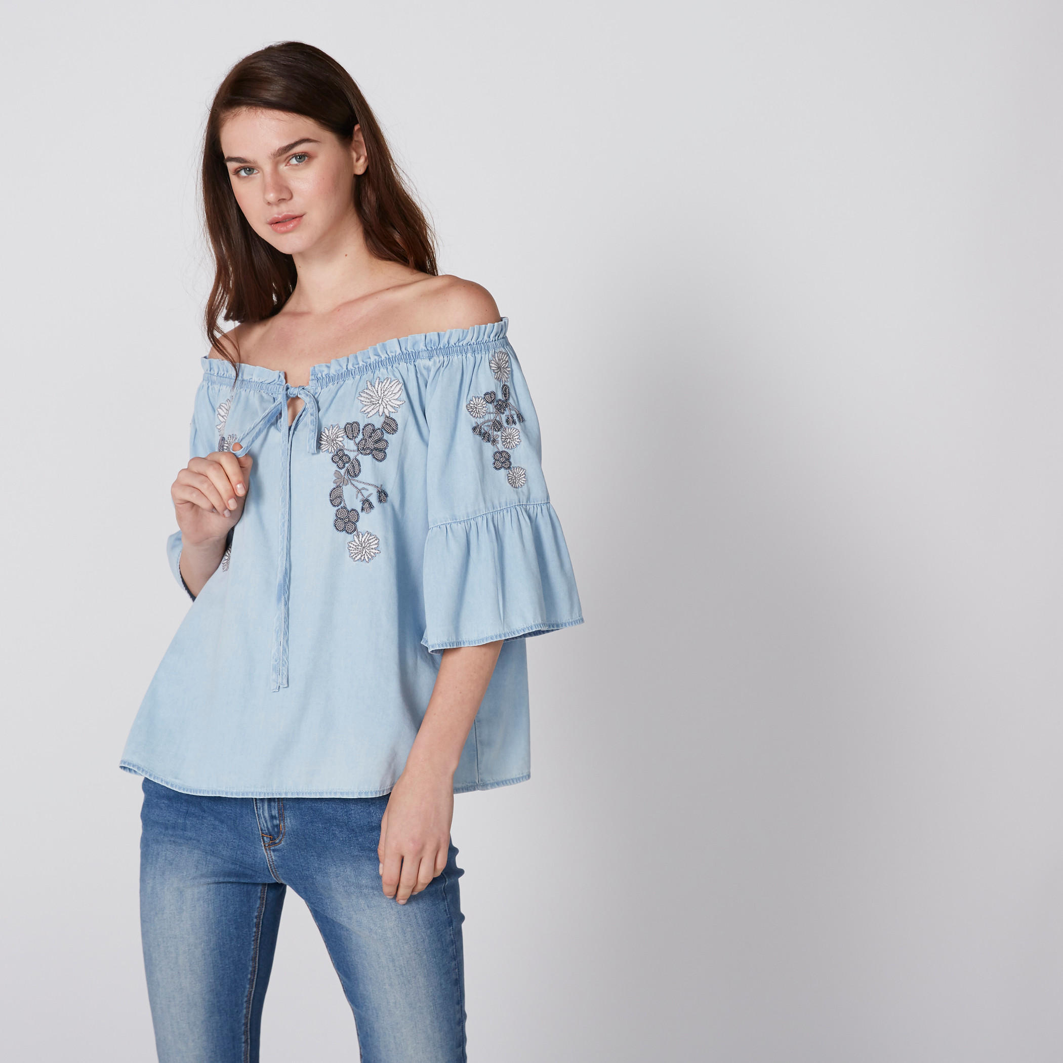 بلوزة دينم مطرزة بأكتاف مكشوفة وأكمام واسعة وأربطة-women-clothing-shirtsandblouses-blouses-image-2