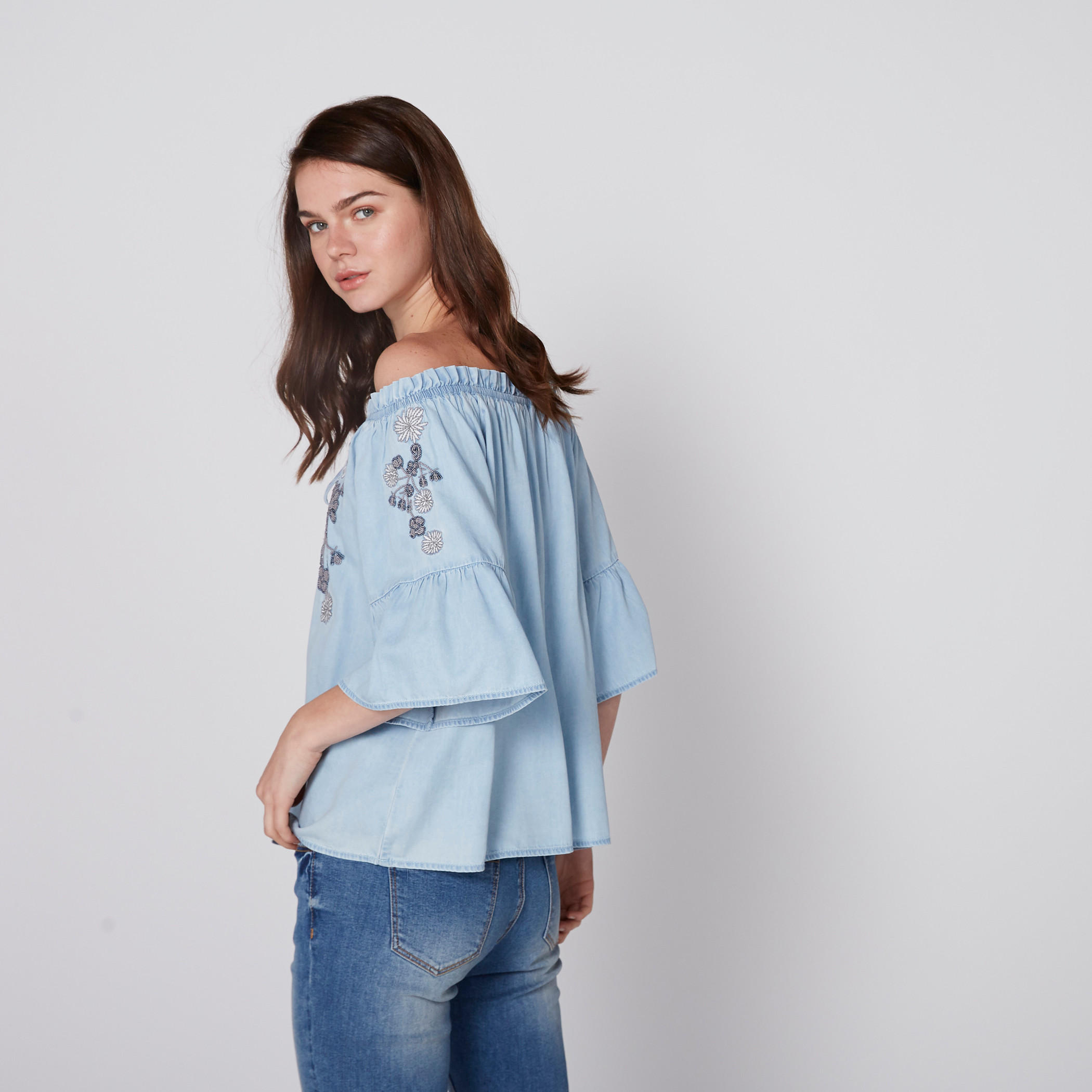 بلوزة دينم مطرزة بأكتاف مكشوفة وأكمام واسعة وأربطة-women-clothing-shirtsandblouses-blouses-image-3
