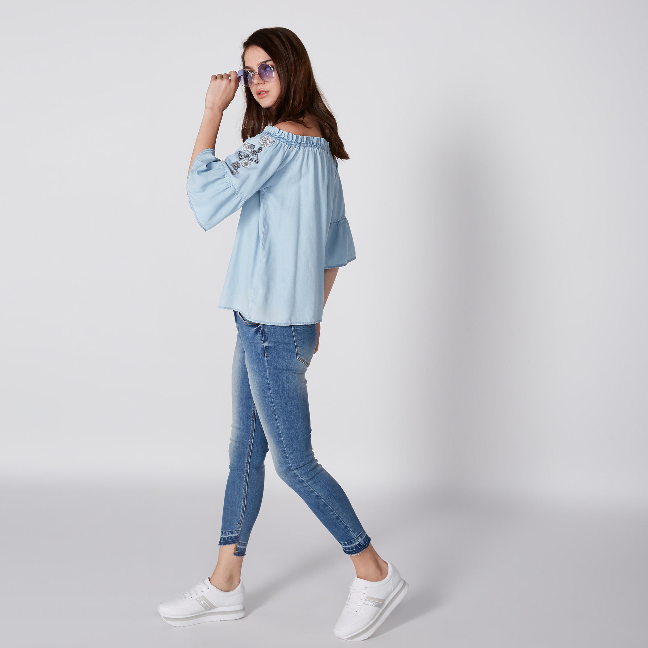 بلوزة دينم مطرزة بأكتاف مكشوفة وأكمام واسعة وأربطة-women-clothing-shirtsandblouses-blouses-image-4