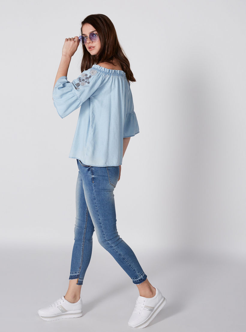 بلوزة دينم مطرزة بأكتاف مكشوفة وأكمام واسعة وأربطة-women-clothing-shirtsandblouses-blouses-image-4