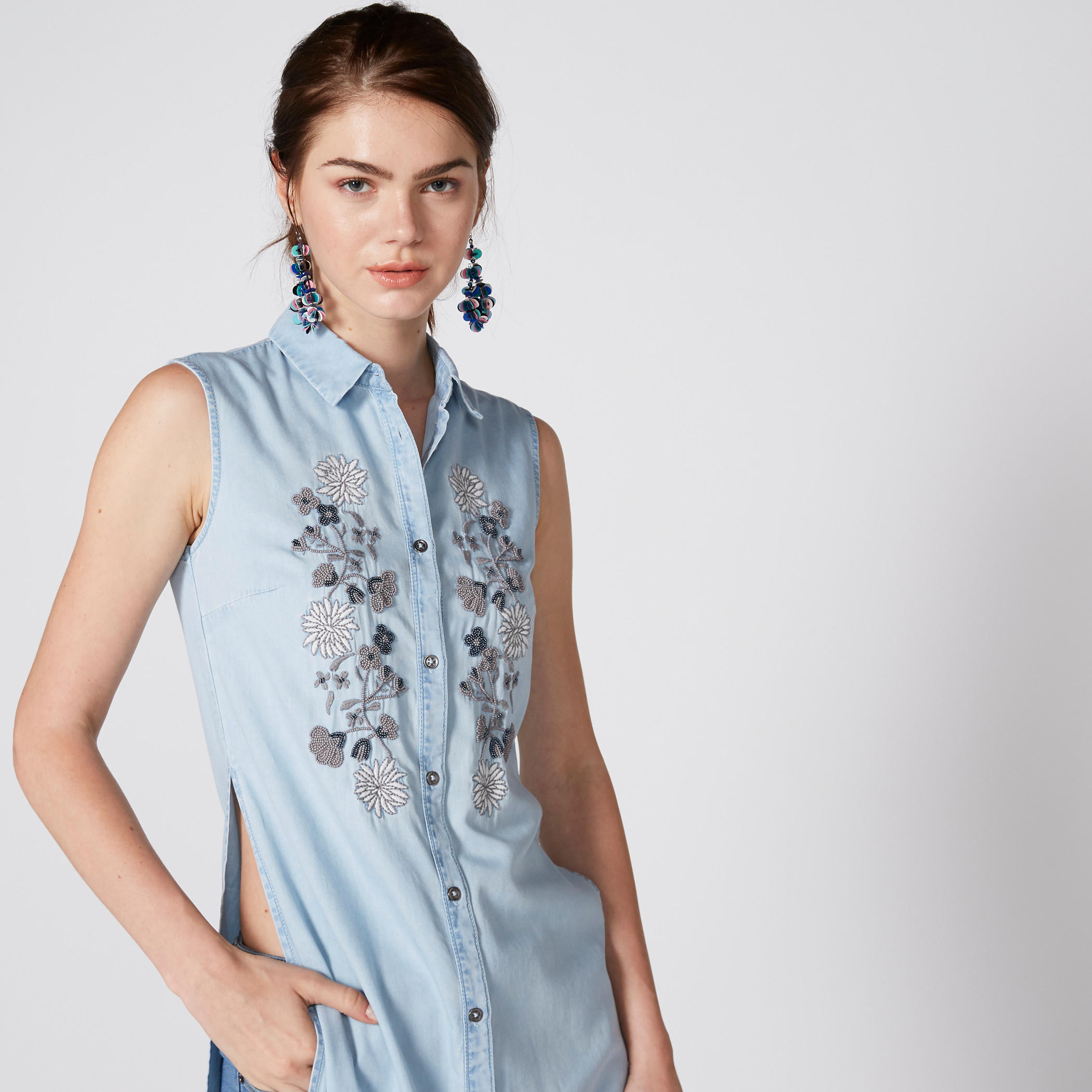 تونيك مطرز دون أكمام بفتحة جانبية-women-clothing-shirtsandblouses-blouses-image-1