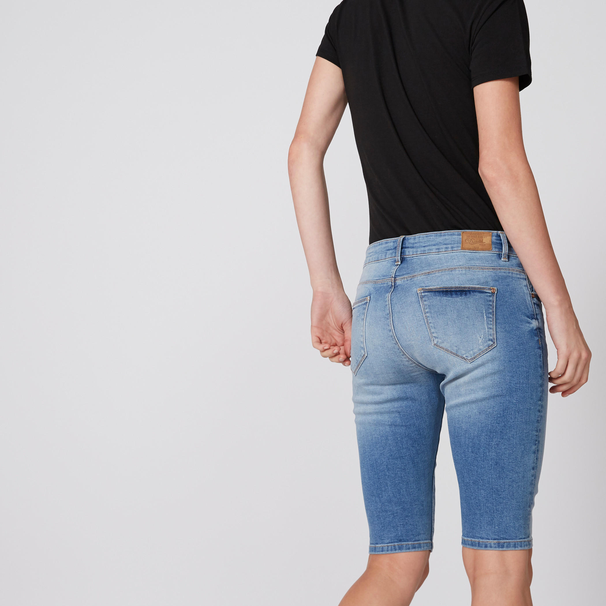 شورت من الدينم بزر إغلاق وجيوب-women-clothing-bottoms-shorts-image-2