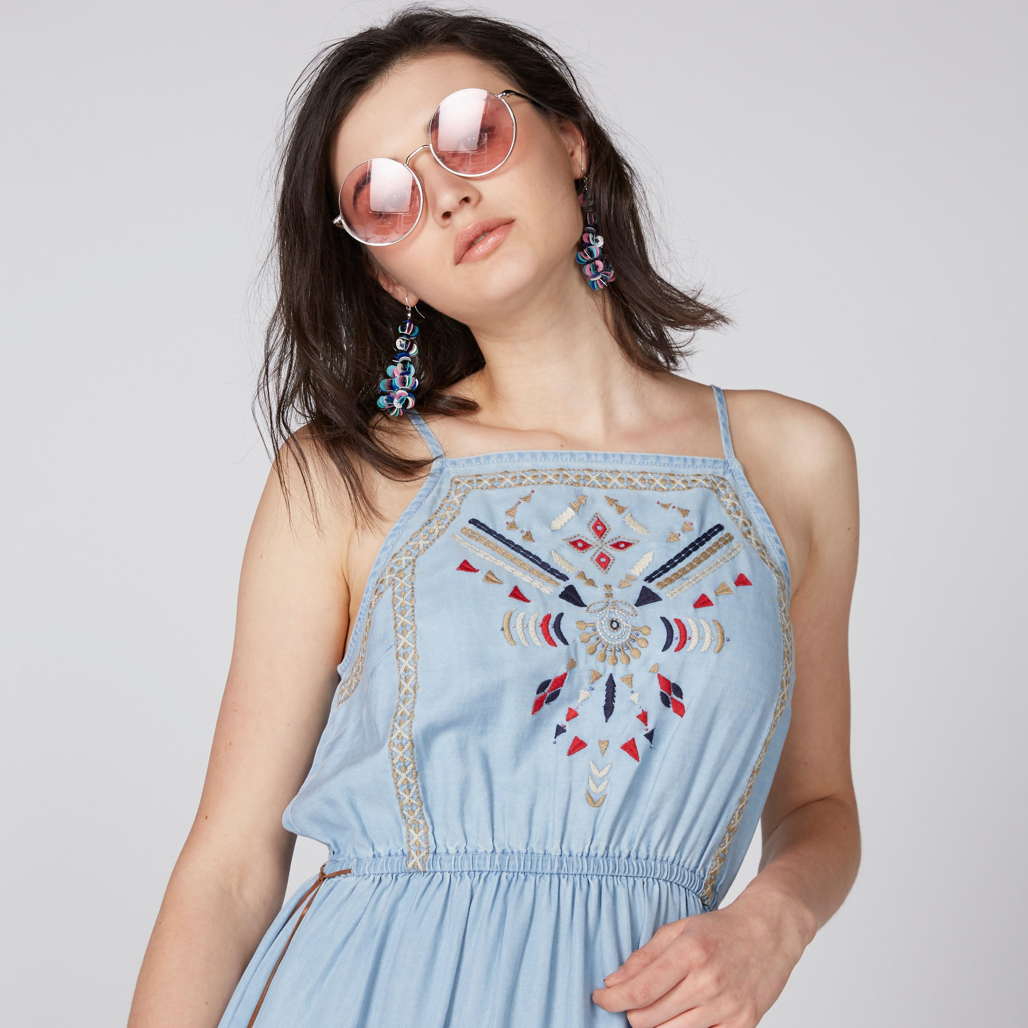 فستان متوسط الطول ومطرّز برباط وشرّابات-women-clothing-dresses-image-1