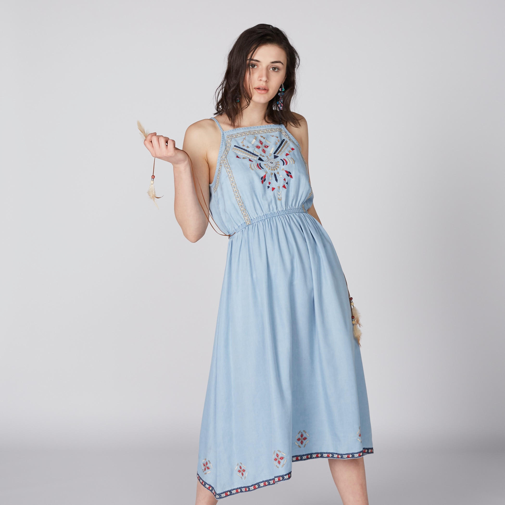فستان متوسط الطول ومطرّز برباط وشرّابات-women-clothing-dresses-image-2