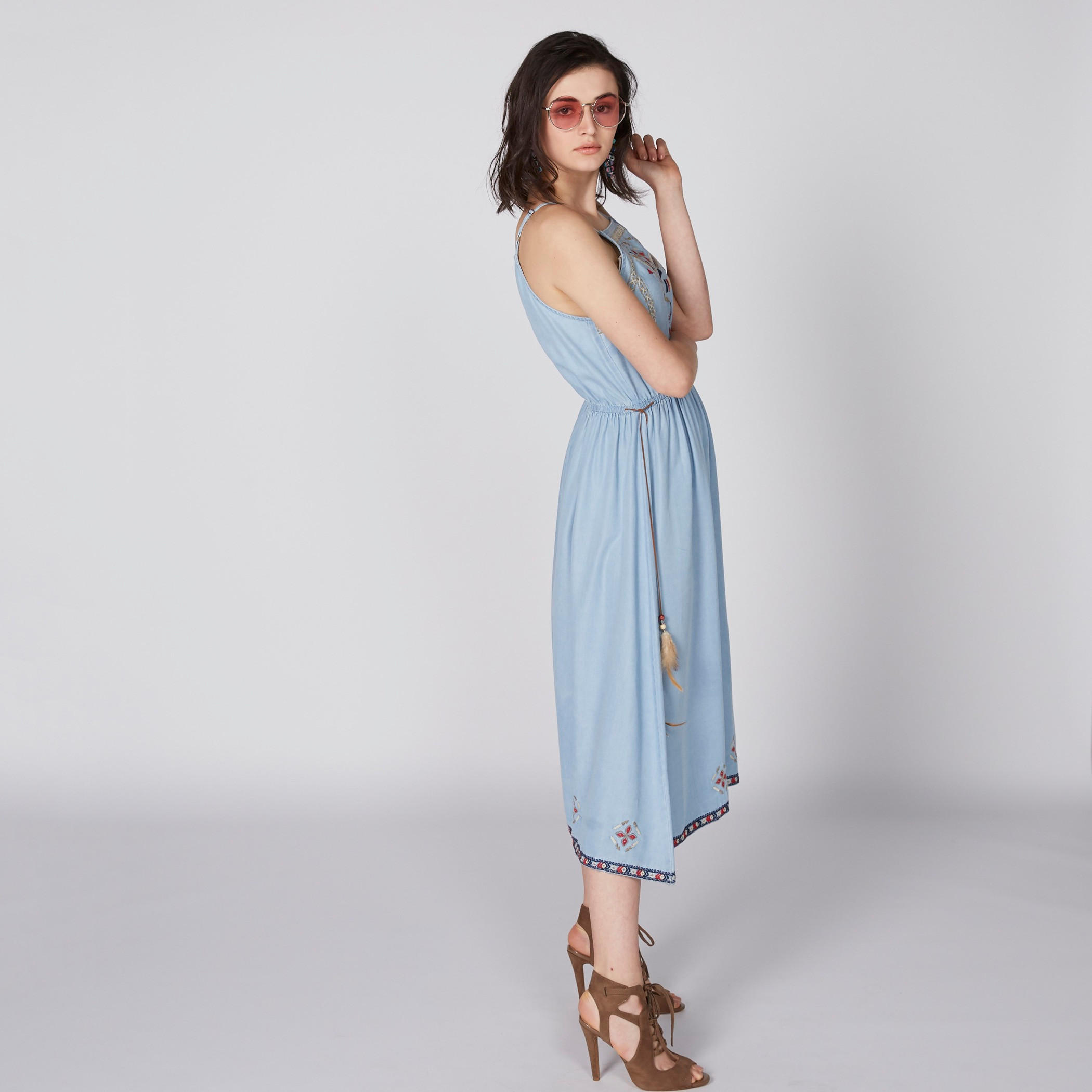 فستان متوسط الطول ومطرّز برباط وشرّابات-women-clothing-dresses-image-4