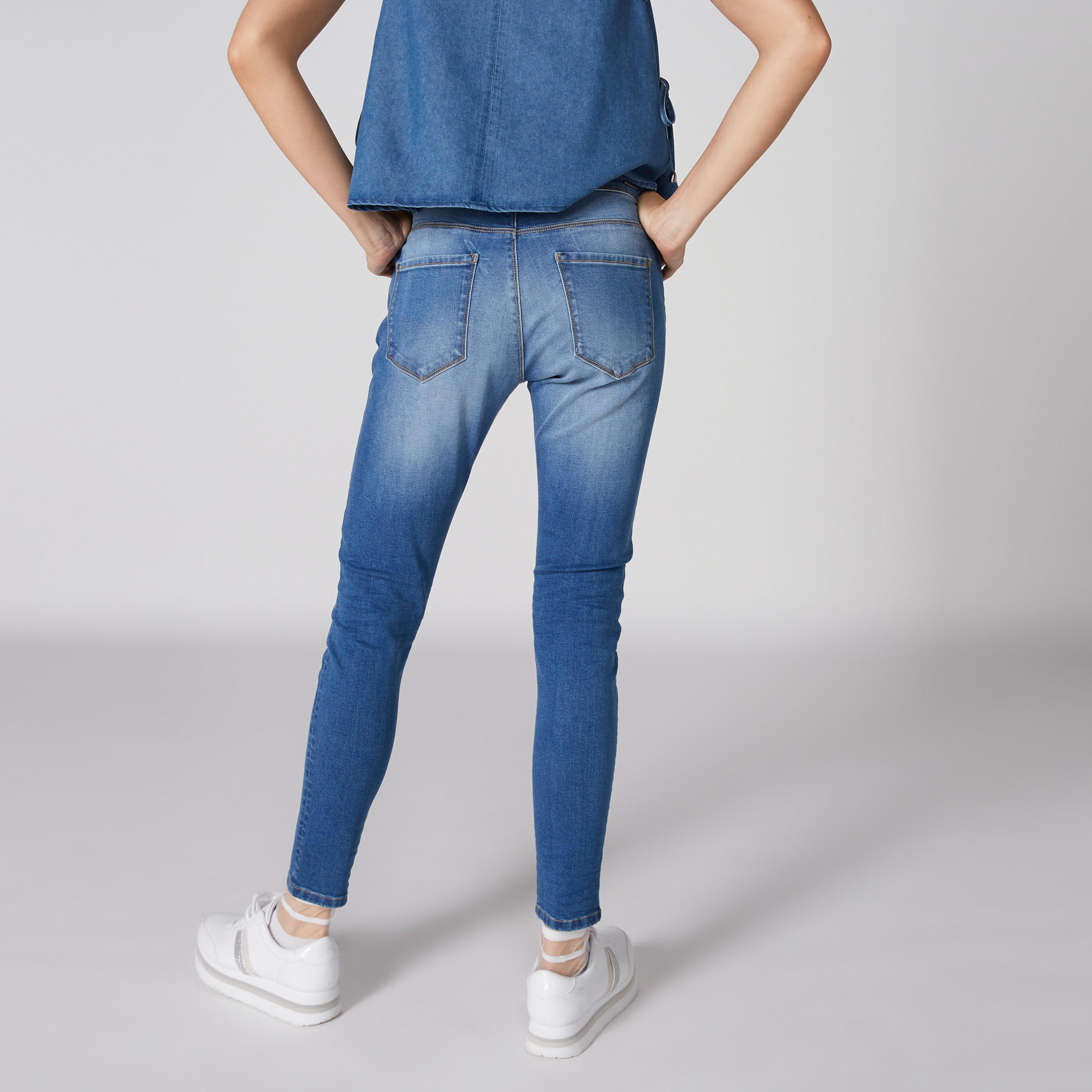 بنطال جينز طويل بزر وجيوب-women-clothing-bottoms-jeans-image-2