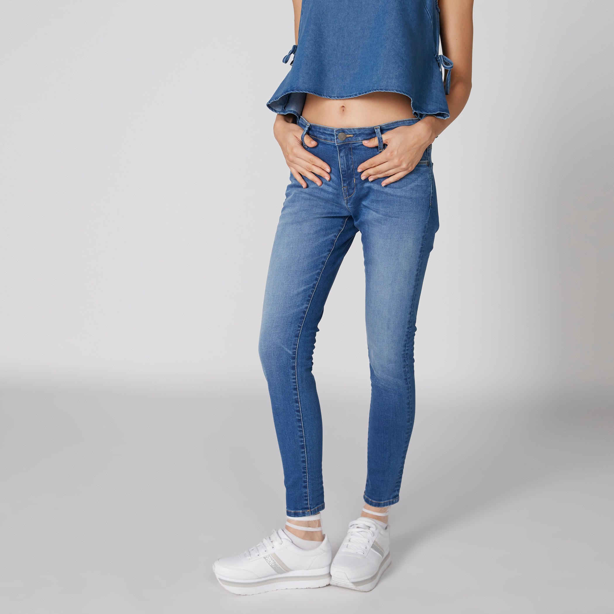 بنطال جينز طويل بزر وجيوب-women-clothing-bottoms-jeans-image-3