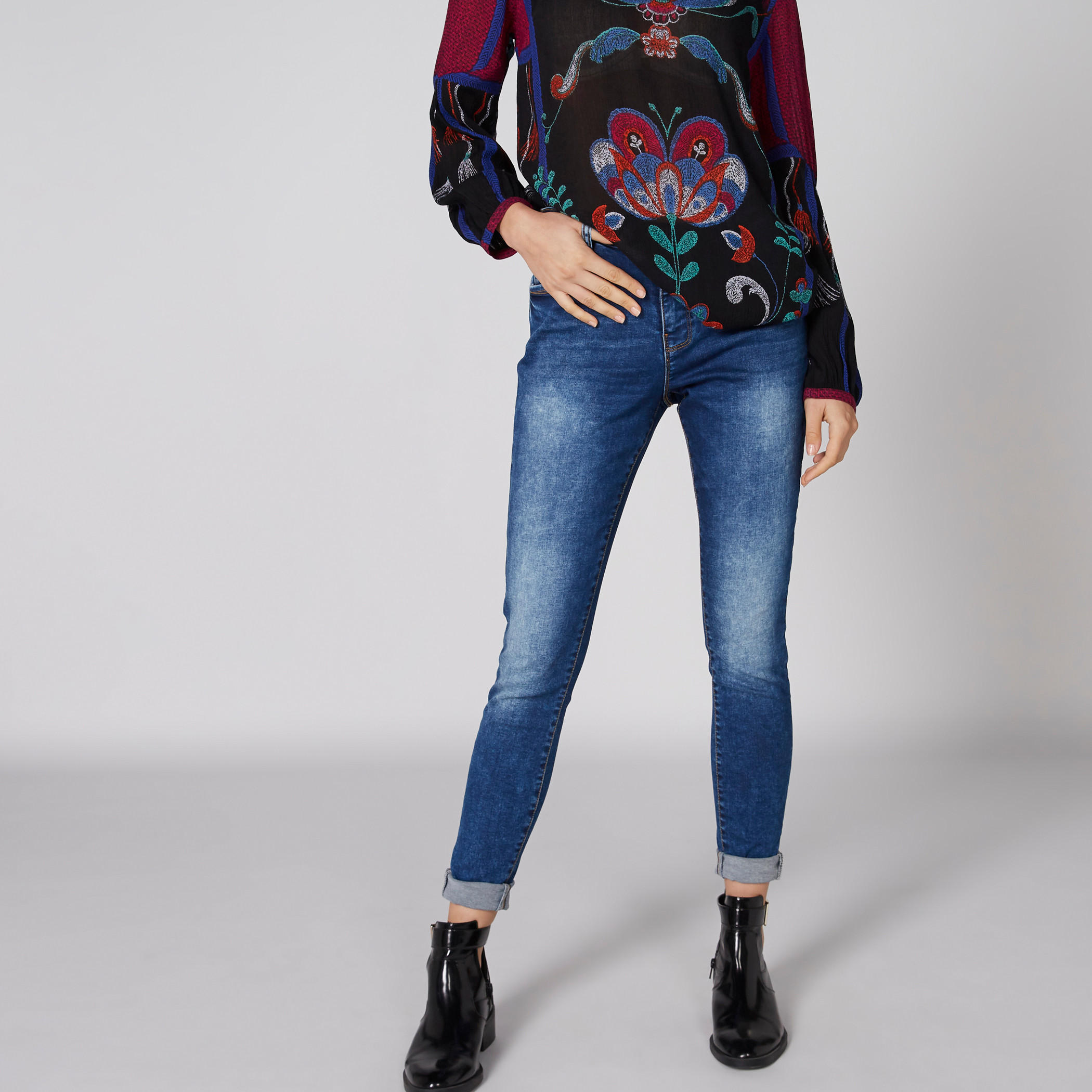 بنطال جينز طويل بتفاصيل جيب-women-clothing-bottoms-jeans-image-4