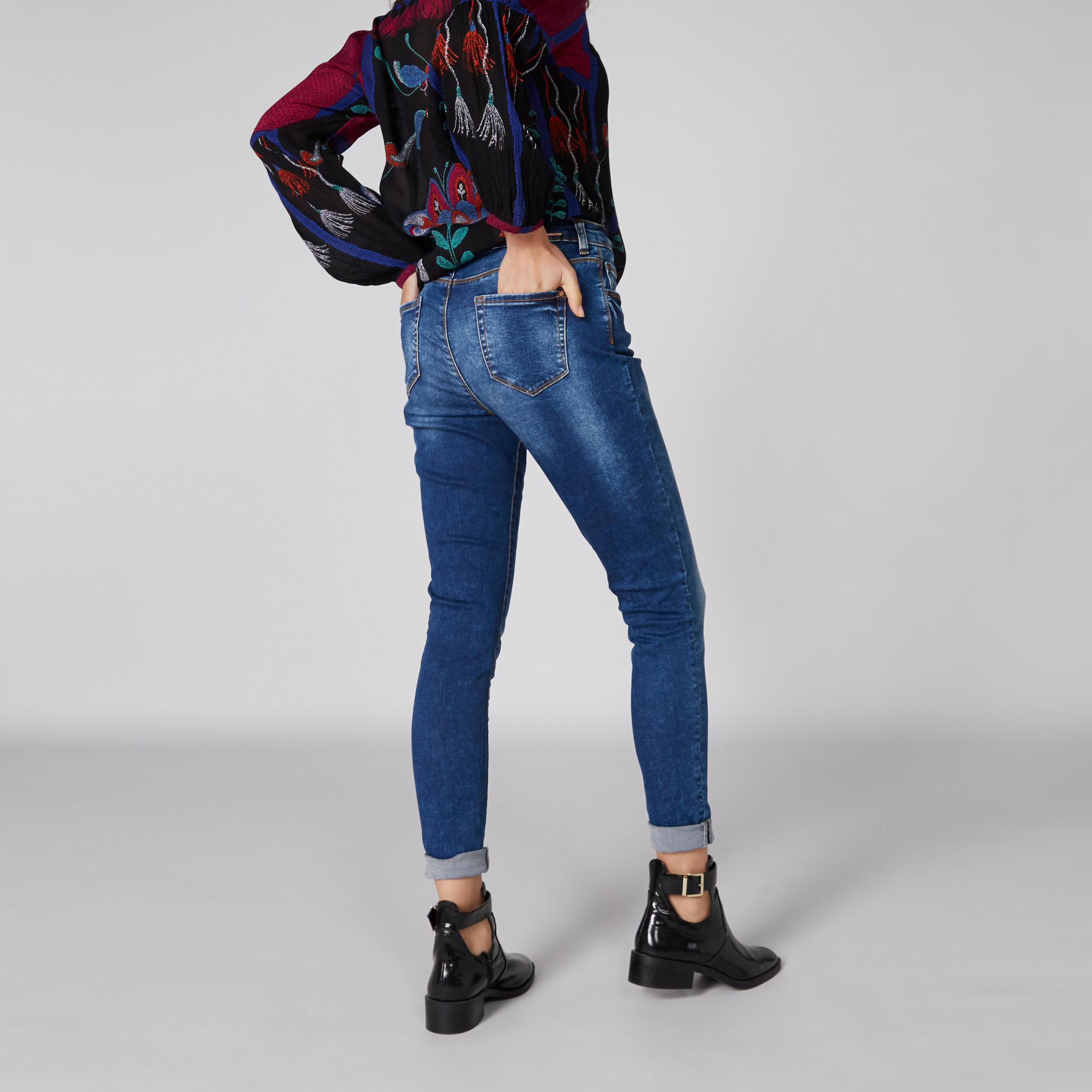 بنطال جينز طويل بتفاصيل جيب-women-clothing-bottoms-jeans-image-3