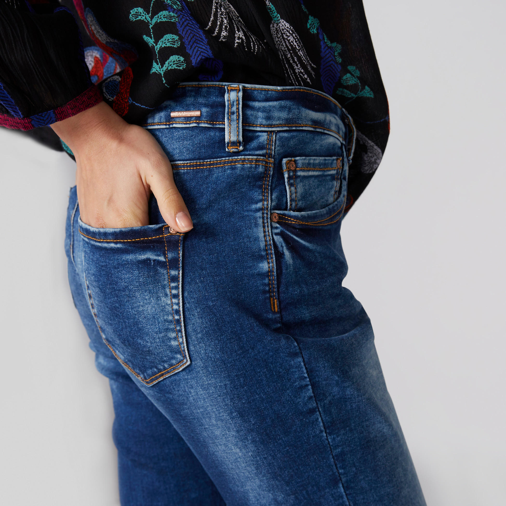 بنطال جينز طويل بتفاصيل جيب-women-clothing-bottoms-jeans-image-1