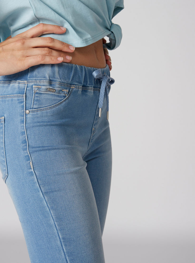 بنطال جينز طويل بخصر مطاطي وقصة سكيني-women-clothing-bottoms-leggings-image-4