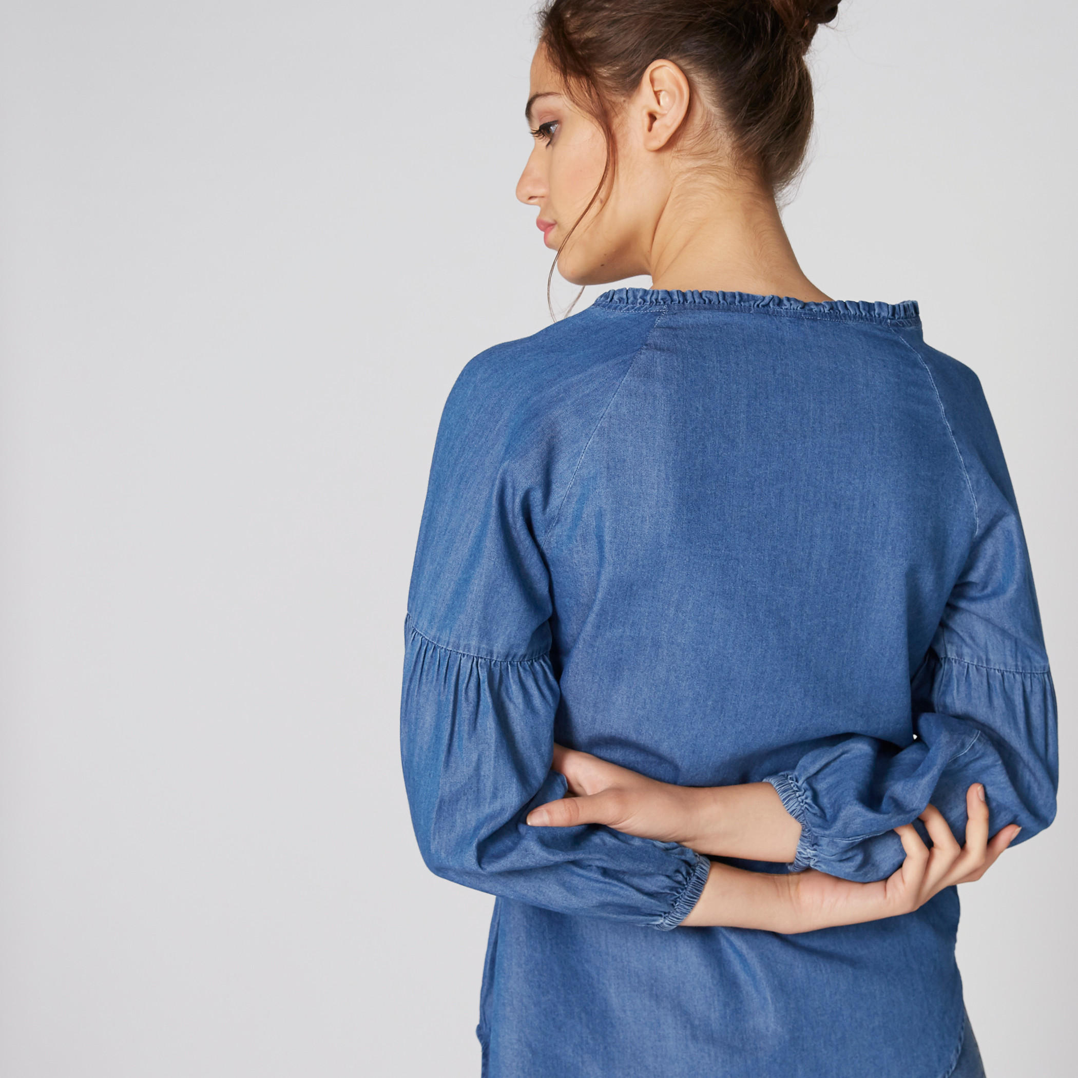 بلوزة من الدينم بتفاصيل كشكش وأربطة-women-clothing-shirtsandblouses-blouses-image-2