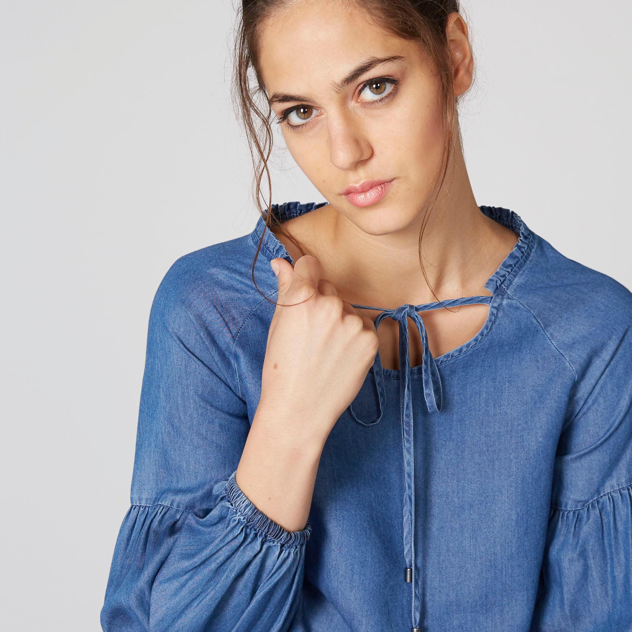 بلوزة من الدينم بتفاصيل كشكش وأربطة-women-clothing-shirtsandblouses-blouses-image-4