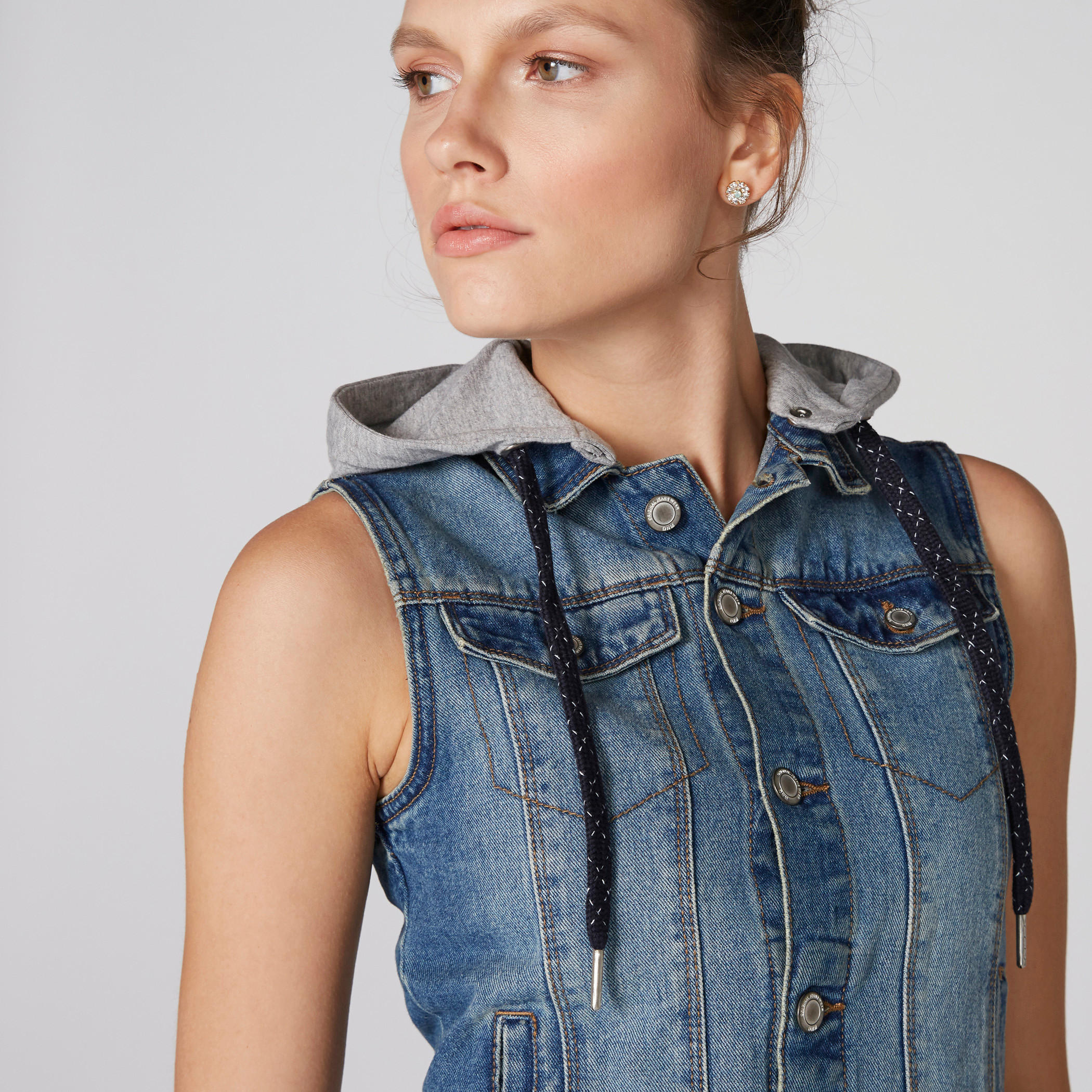 جاكيت دنيم دون أكمام بقبعة وأزرار-women-winterwear-coatsandjackets-jackets-image-1