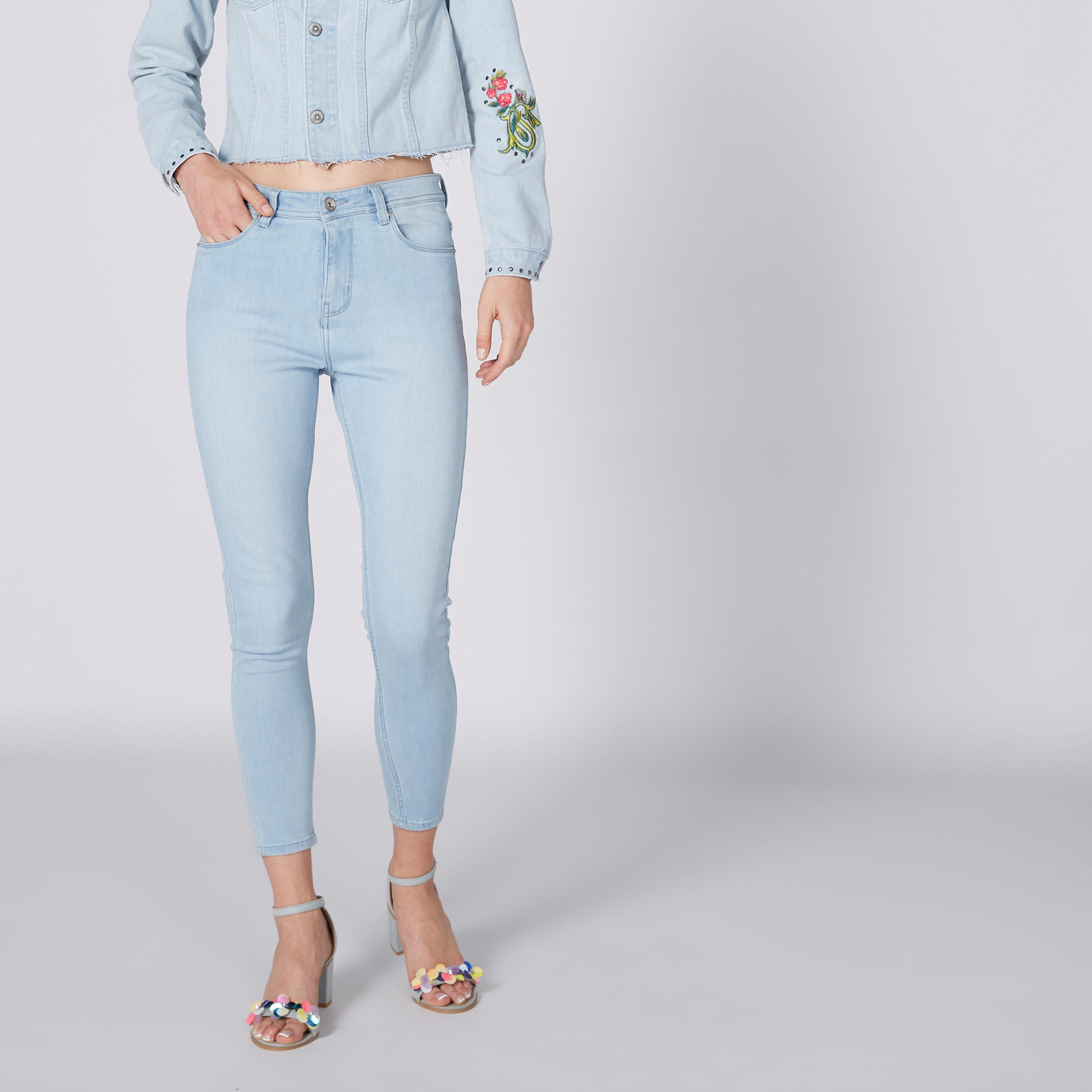 بنطال جينز طويل بخصر متوسط الارتفاع وجيوب-women-clothing-bottoms-jeans-image-1