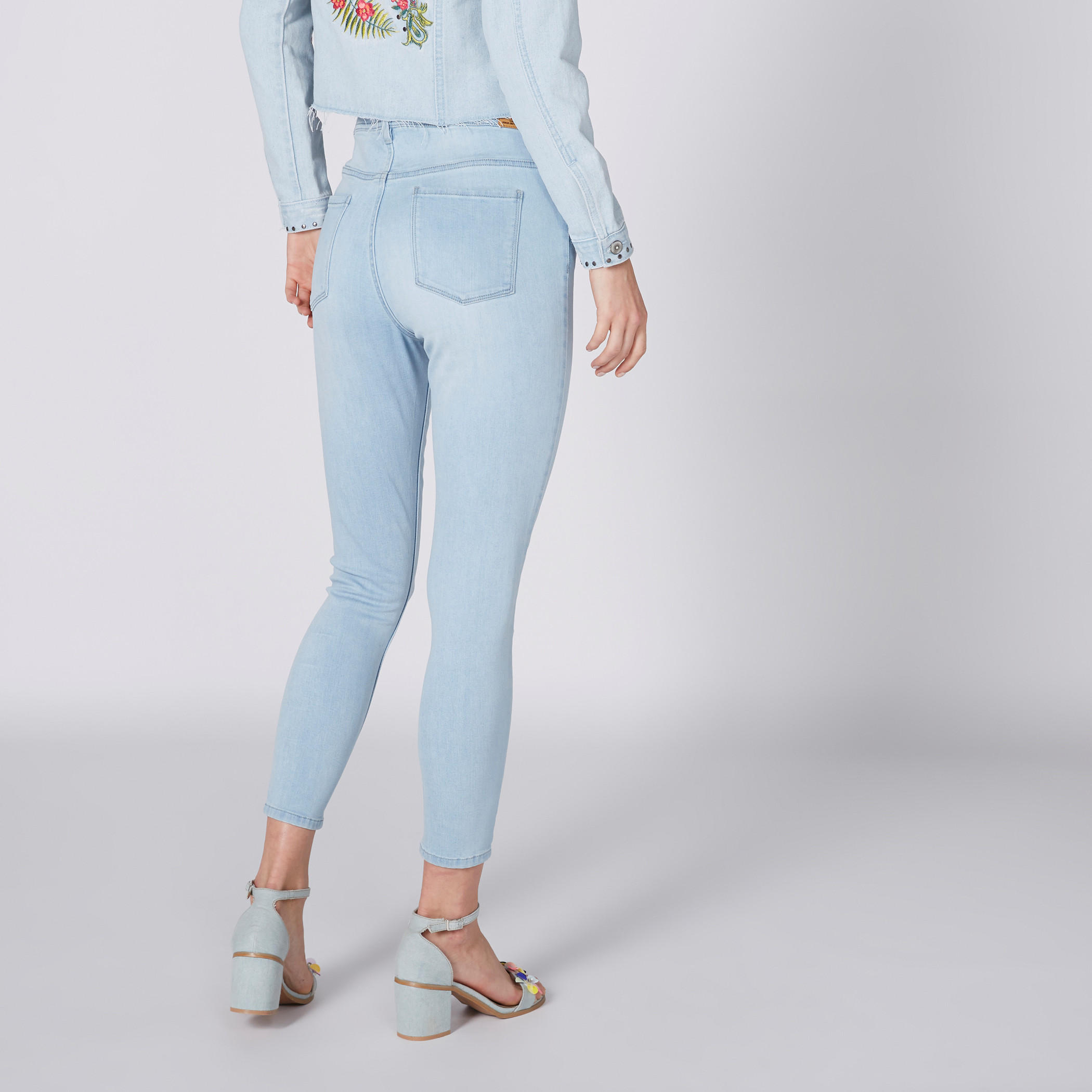 بنطال جينز طويل بخصر متوسط الارتفاع وجيوب-women-clothing-bottoms-jeans-image-2