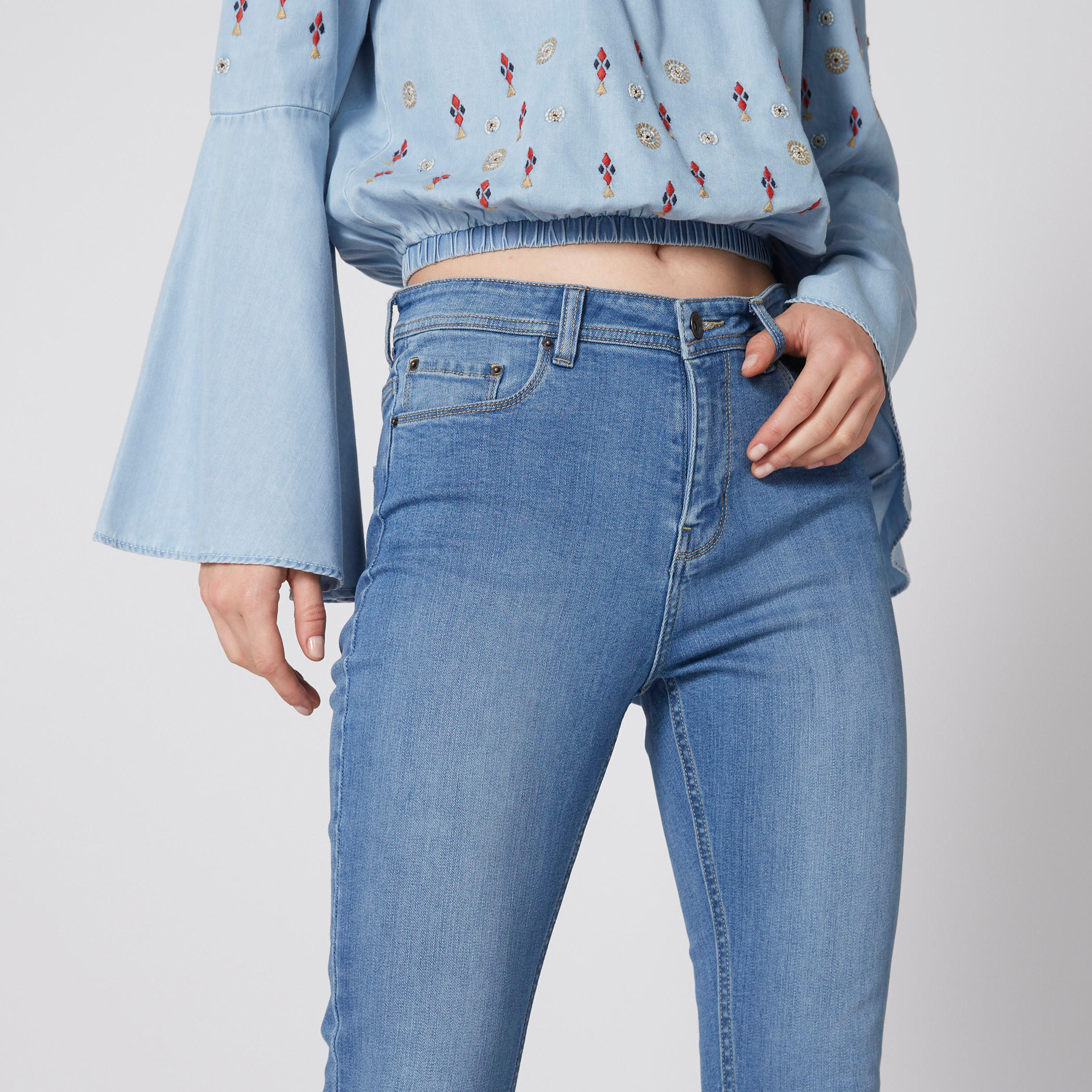 بنطال جينز طويل بزر وجيوب-women-clothing-bottoms-jeans-image-4
