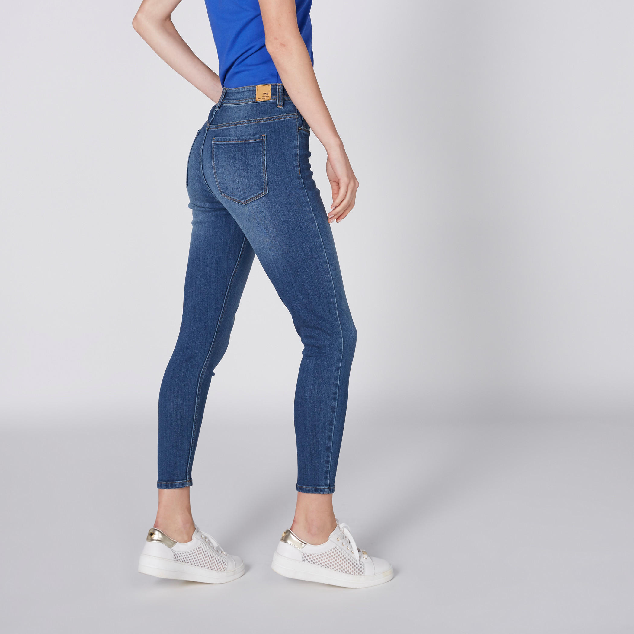 بنطال جينز بخصر متوسط الارتفاع وجيوب وزر إغلاق-women-clothing-bottoms-jeans-image-1