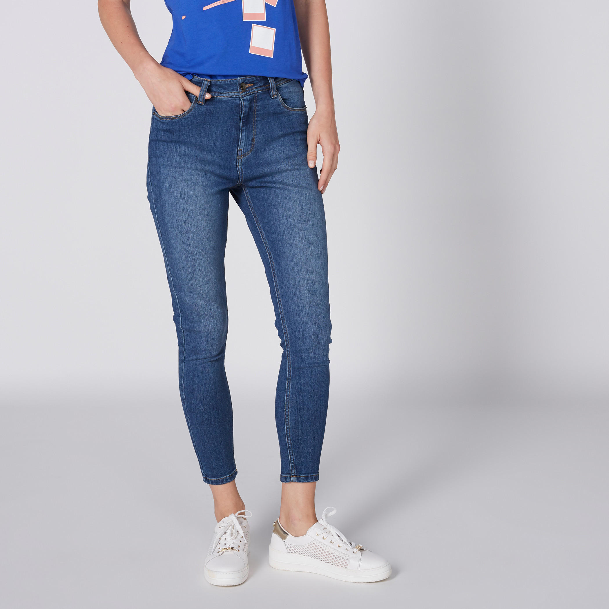 بنطال جينز بخصر متوسط الارتفاع وجيوب وزر إغلاق-women-clothing-bottoms-jeans-image-2