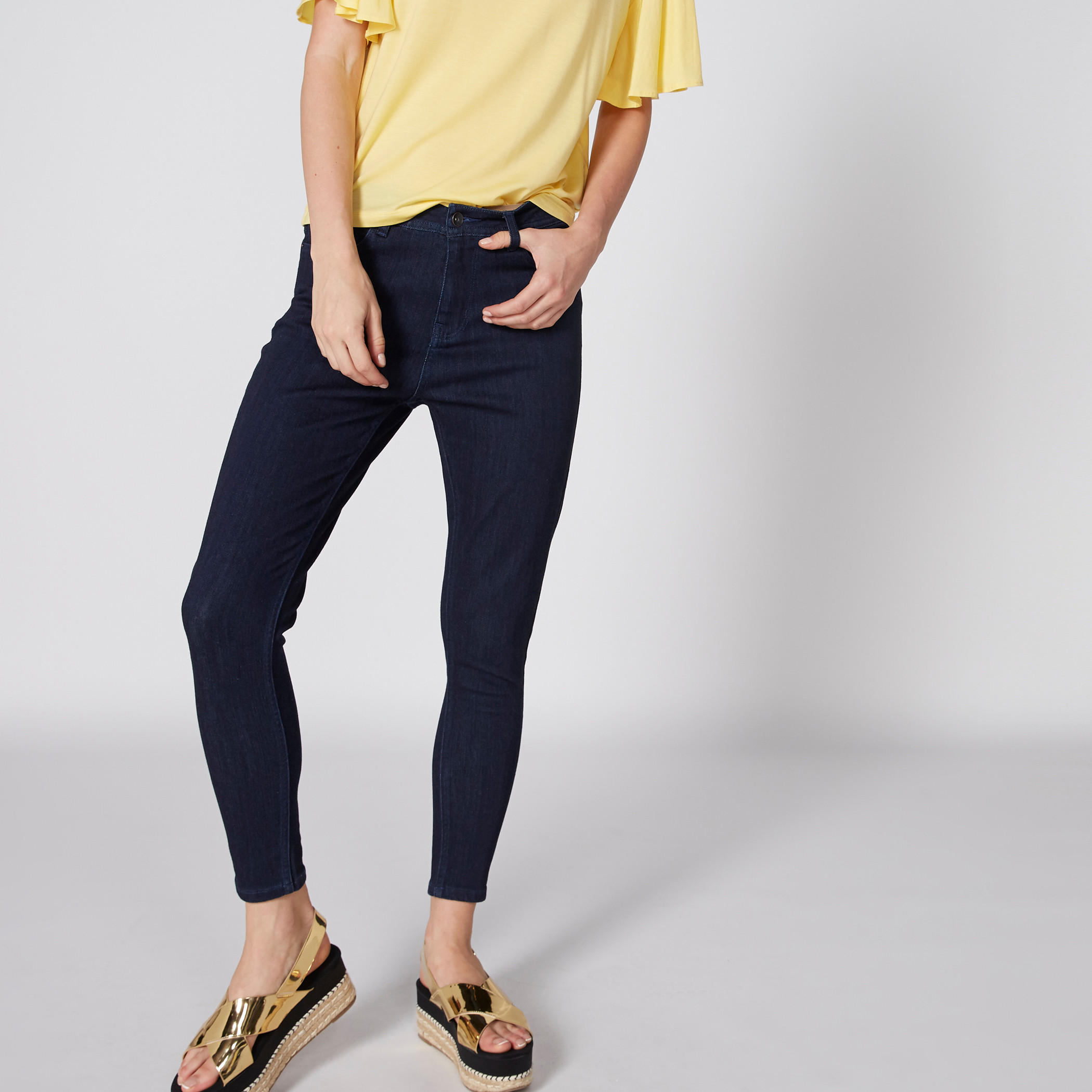 بِنطال جينز طويل بزر إغلاق وجيوب-women-clothing-bottoms-jeans-image-1