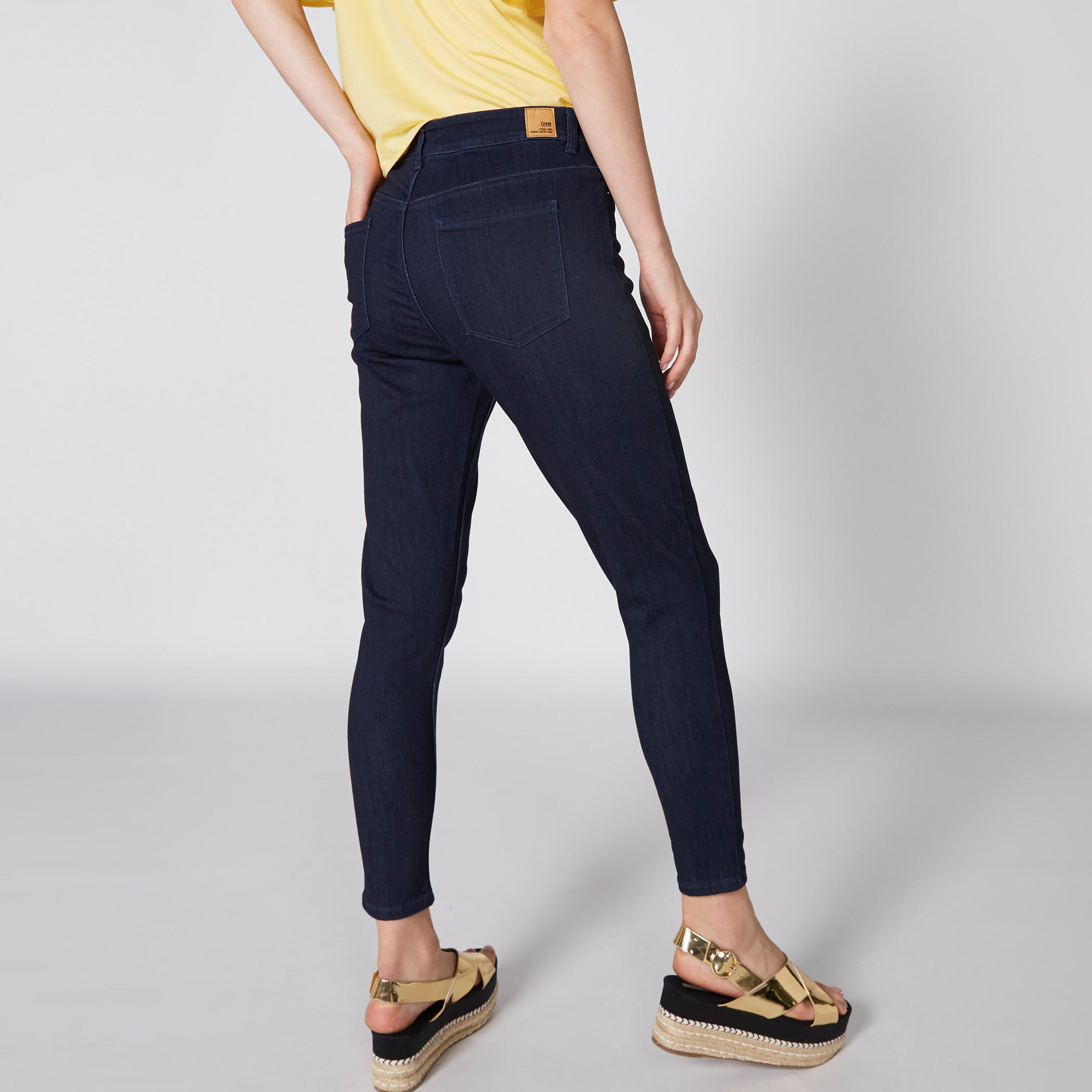بِنطال جينز طويل بزر إغلاق وجيوب-women-clothing-bottoms-jeans-image-2