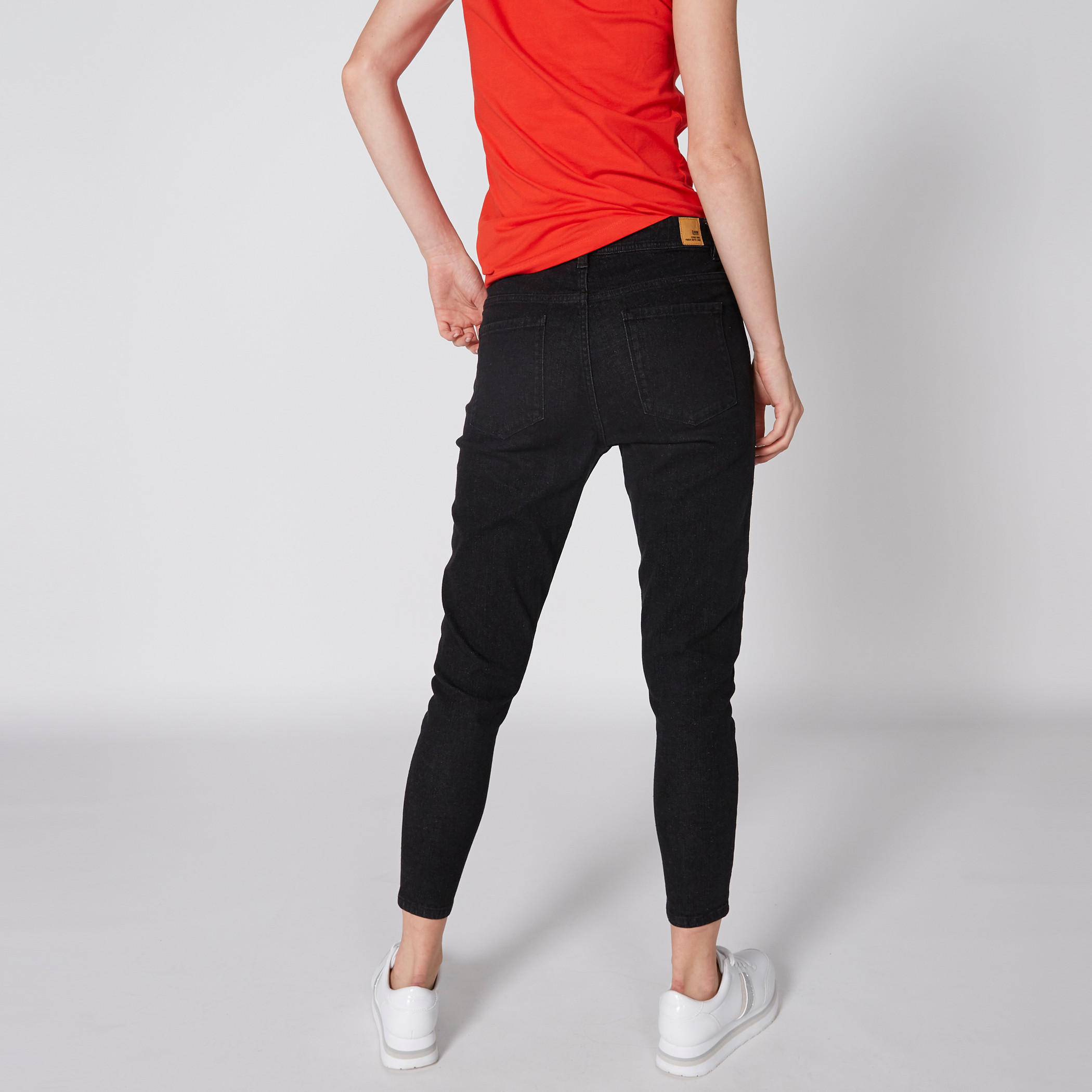 بِنطال جينز طويل بزر إغلاق وجيوب-women-clothing-bottoms-jeans-image-2