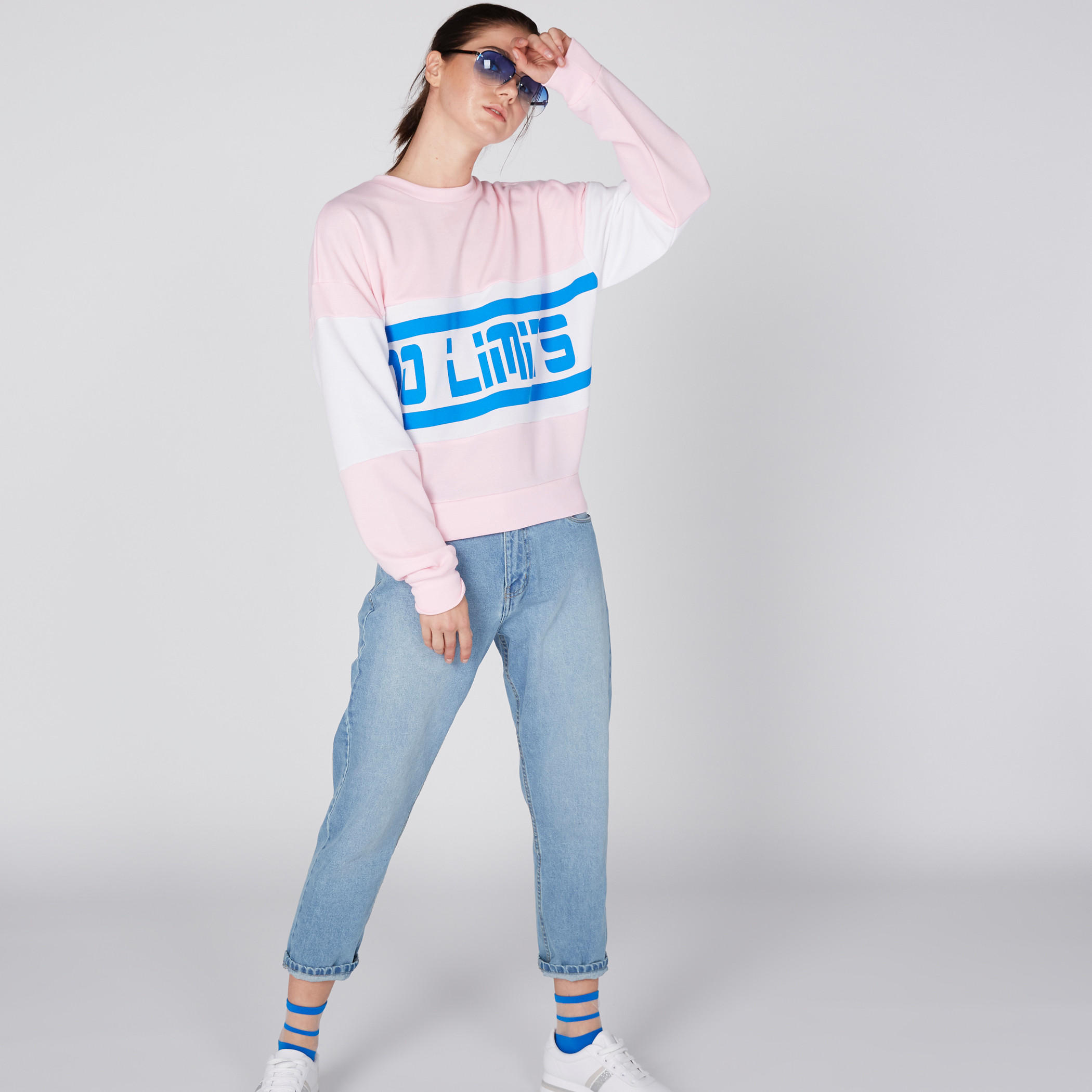 بنطال جينز قصير بزر إغلاق وجيوب-women-clothing-bottoms-jeans-image-1