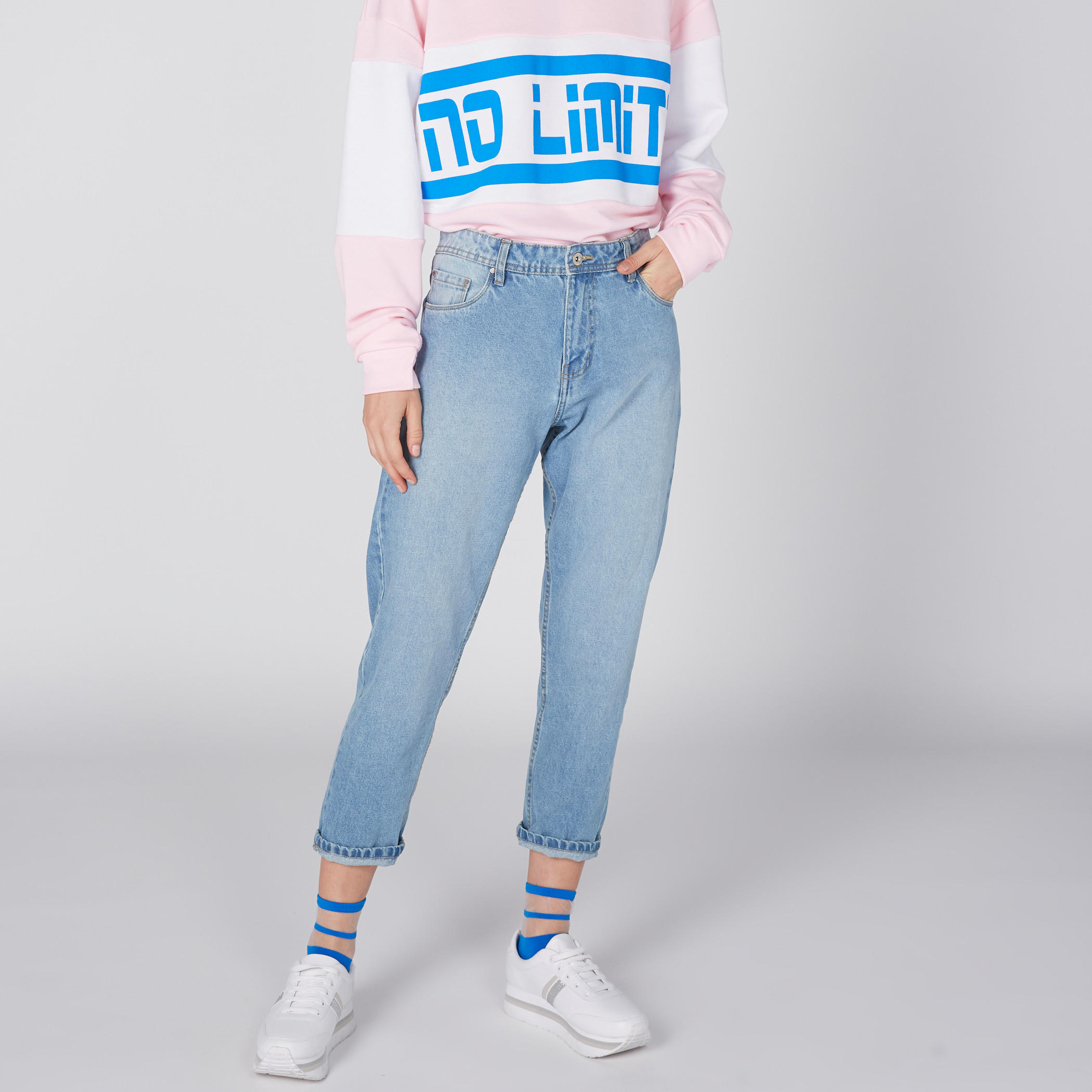 بنطال جينز قصير بزر إغلاق وجيوب-women-clothing-bottoms-jeans-image-2