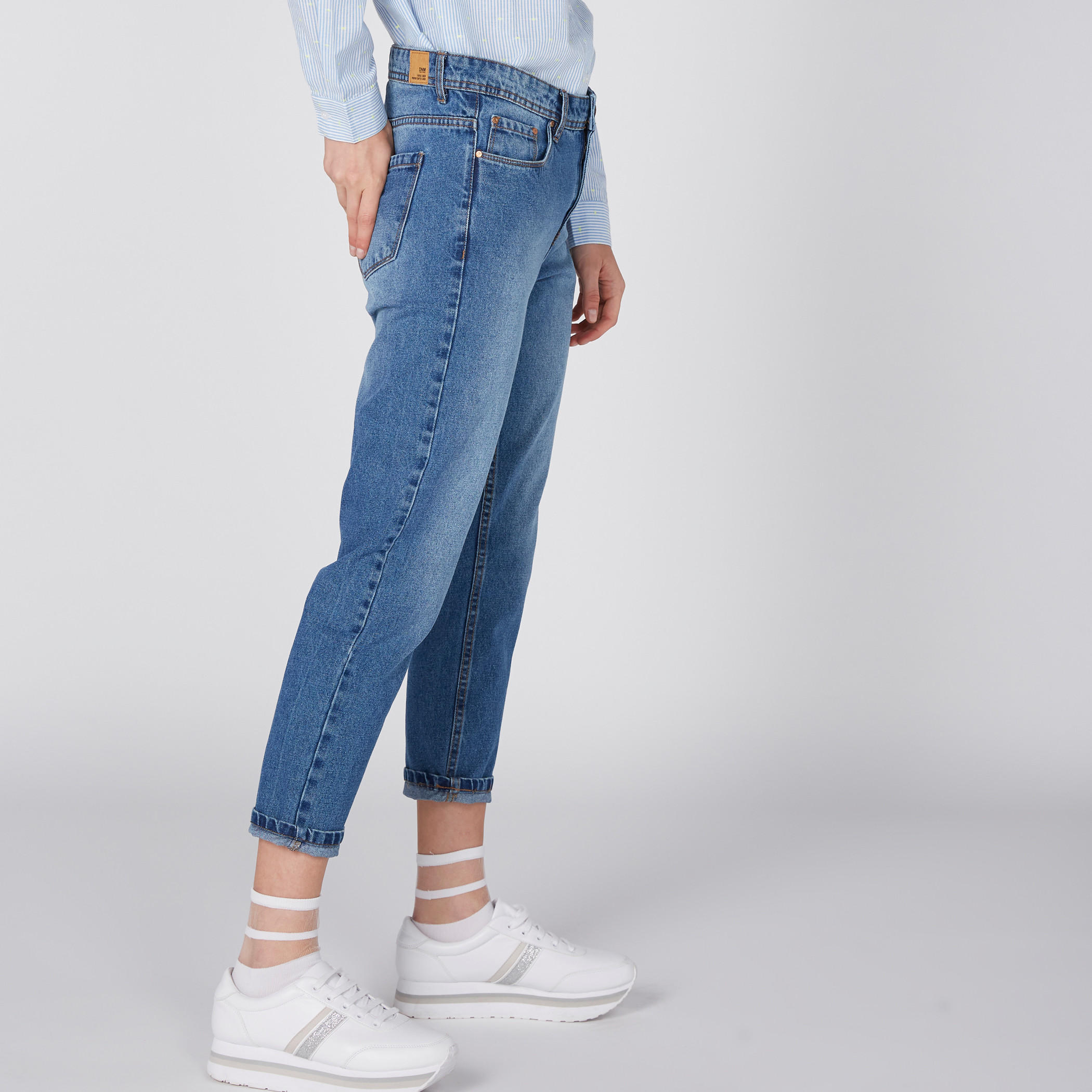 بنطال جينز قصير بزر إغلاق وجيوب-women-clothing-bottoms-jeans-image-3
