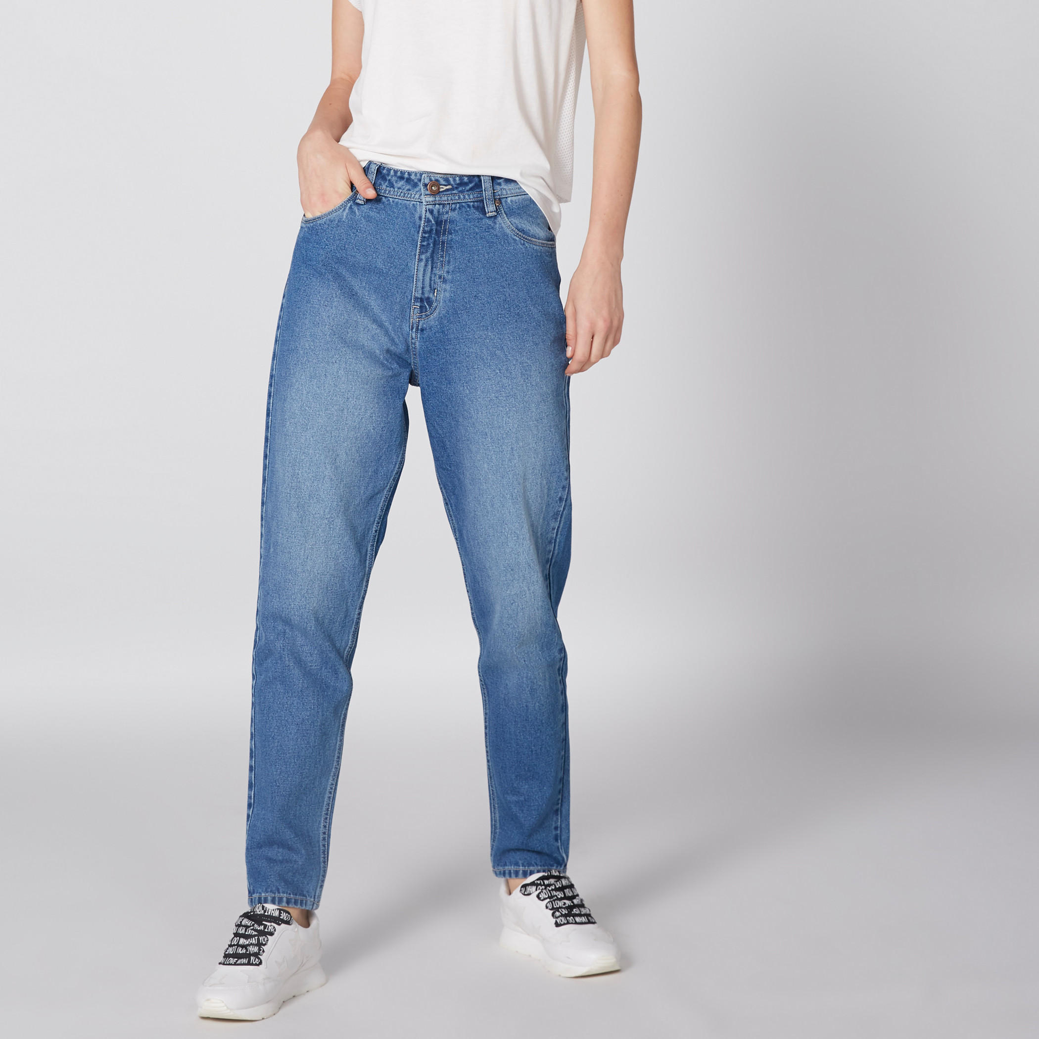 بنطال جينز طويل بزر إغلاق وجيوب-women-clothing-bottoms-jeans-image-1