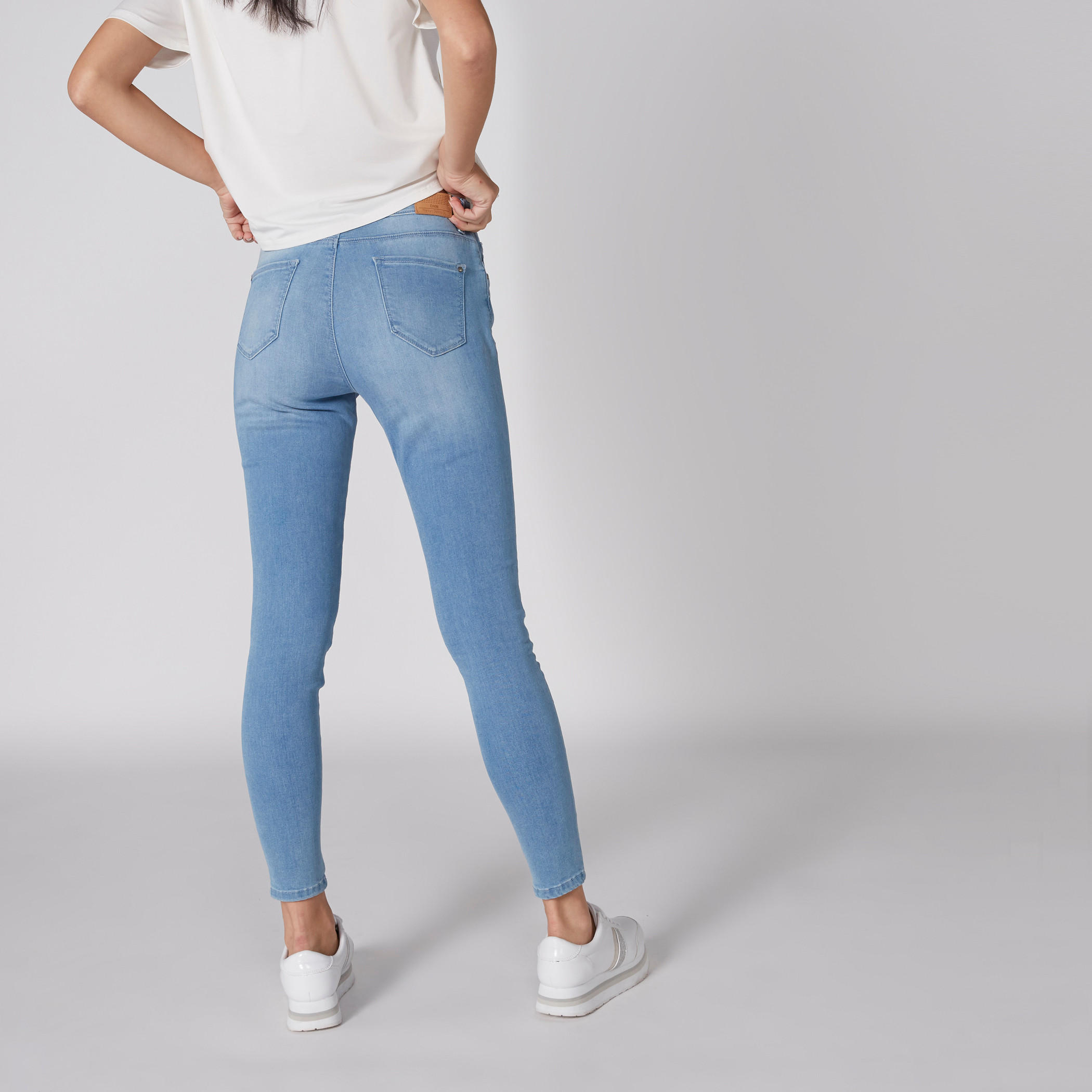 بنطال جينز طويل بزر إغلاق وجيوب-women-clothing-bottoms-jeans-image-2