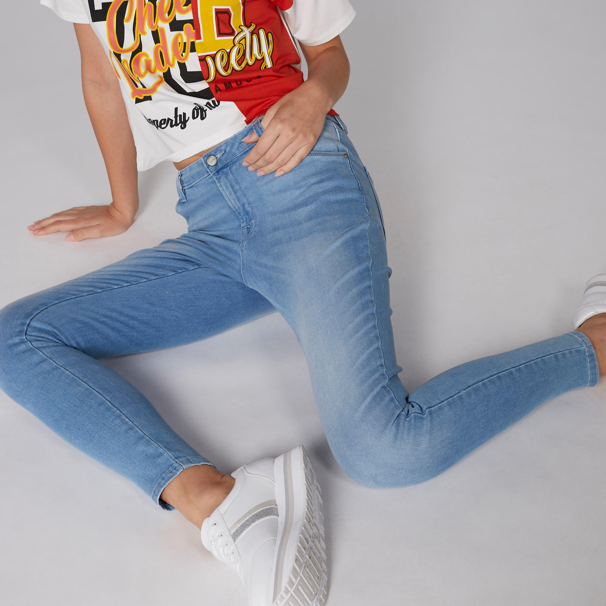 بنطال جينز طويل بزر إغلاق وجيوب-women-clothing-bottoms-jeans-image-3