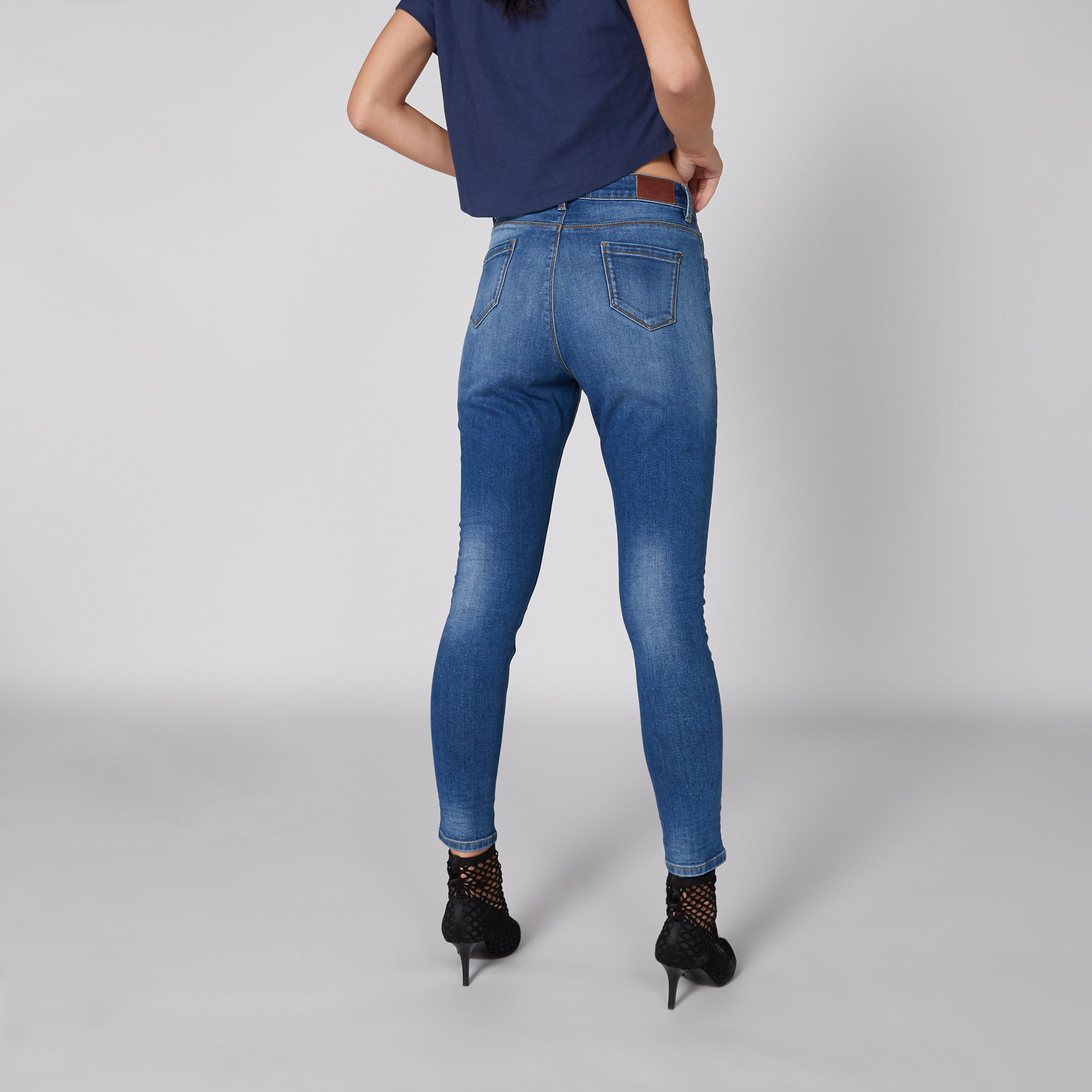 بنطال جينز طويل بزر إغلاق وجيوب-women-clothing-bottoms-jeans-image-2