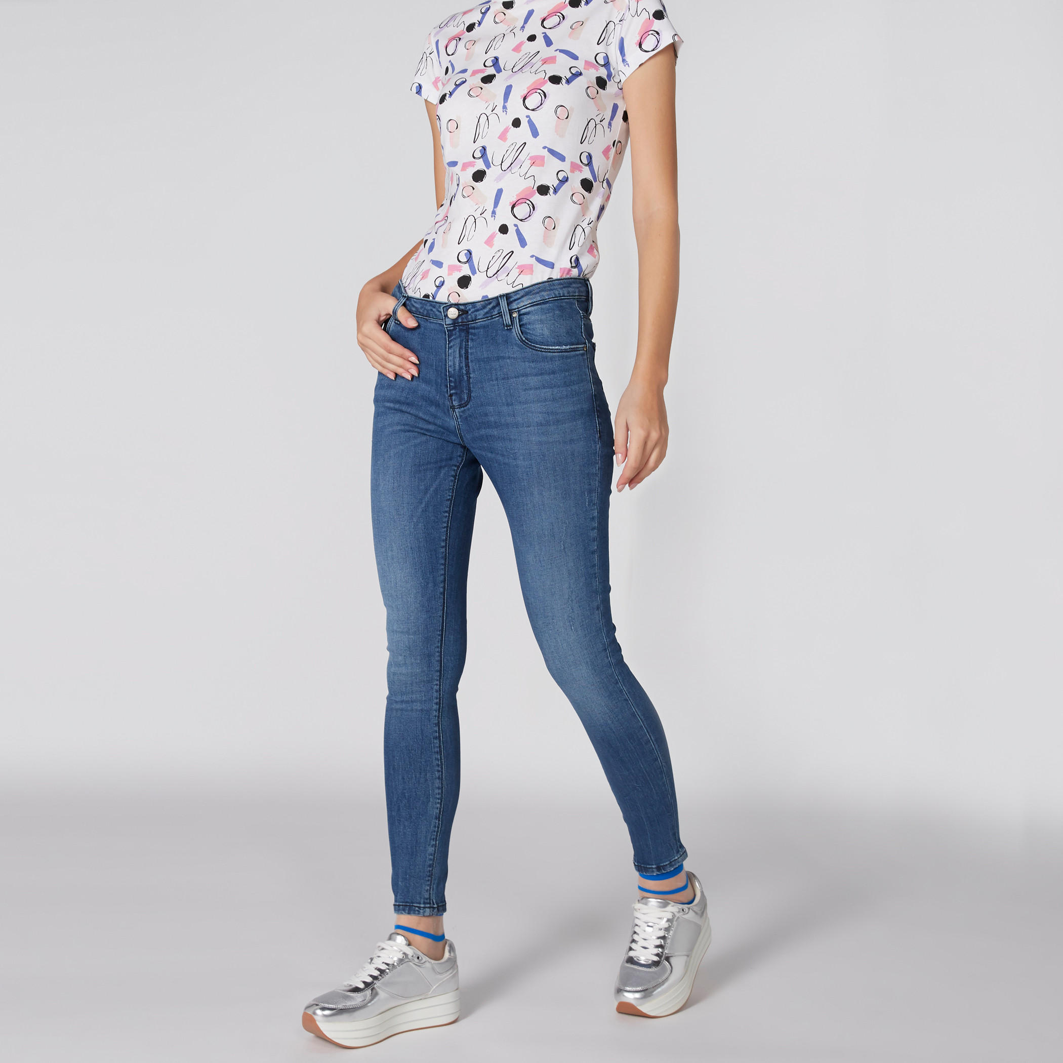 بنطال جينز طويل بزر إغلاق وجيوب-women-clothing-bottoms-jeans-image-1