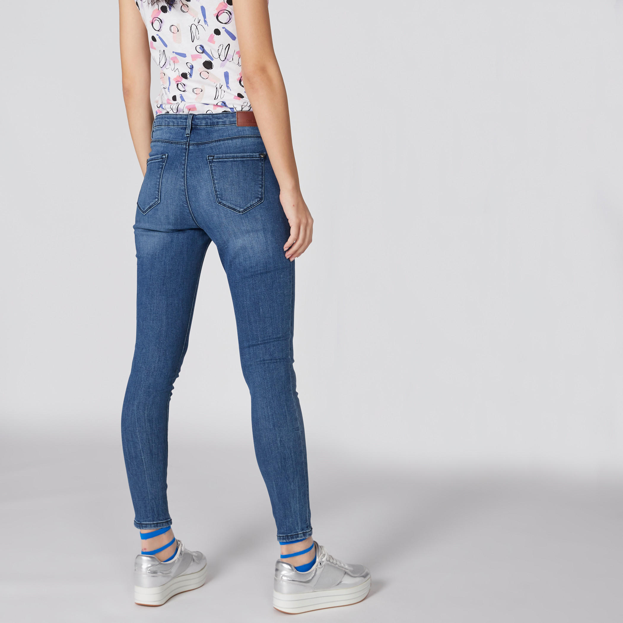 بنطال جينز طويل بزر إغلاق وجيوب-women-clothing-bottoms-jeans-image-2