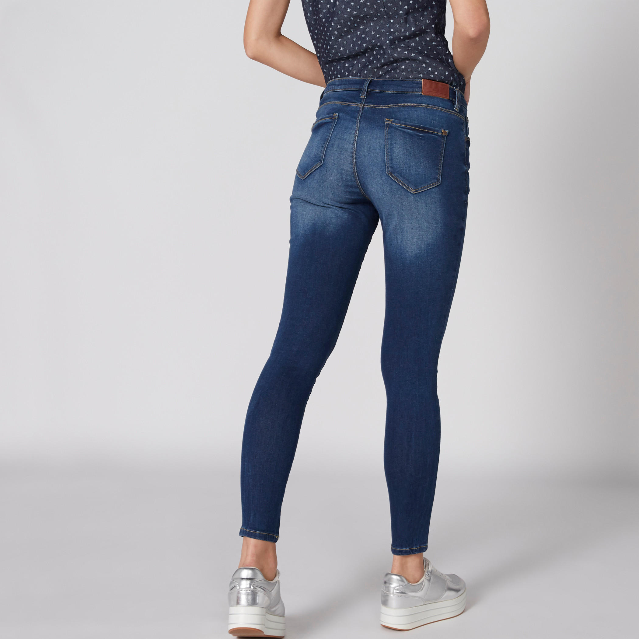 بنطال جينز طويل بزر إغلاق وجيوب-women-clothing-bottoms-jeans-image-2
