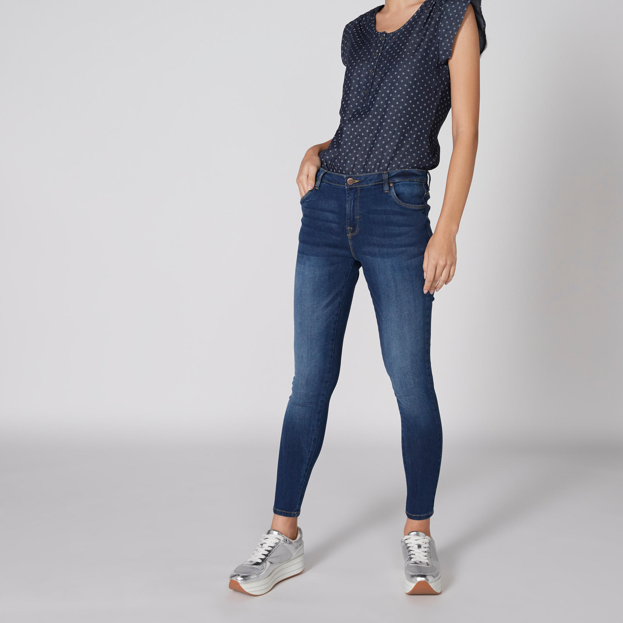 بنطال جينز طويل بزر إغلاق وجيوب-women-clothing-bottoms-jeans-image-3