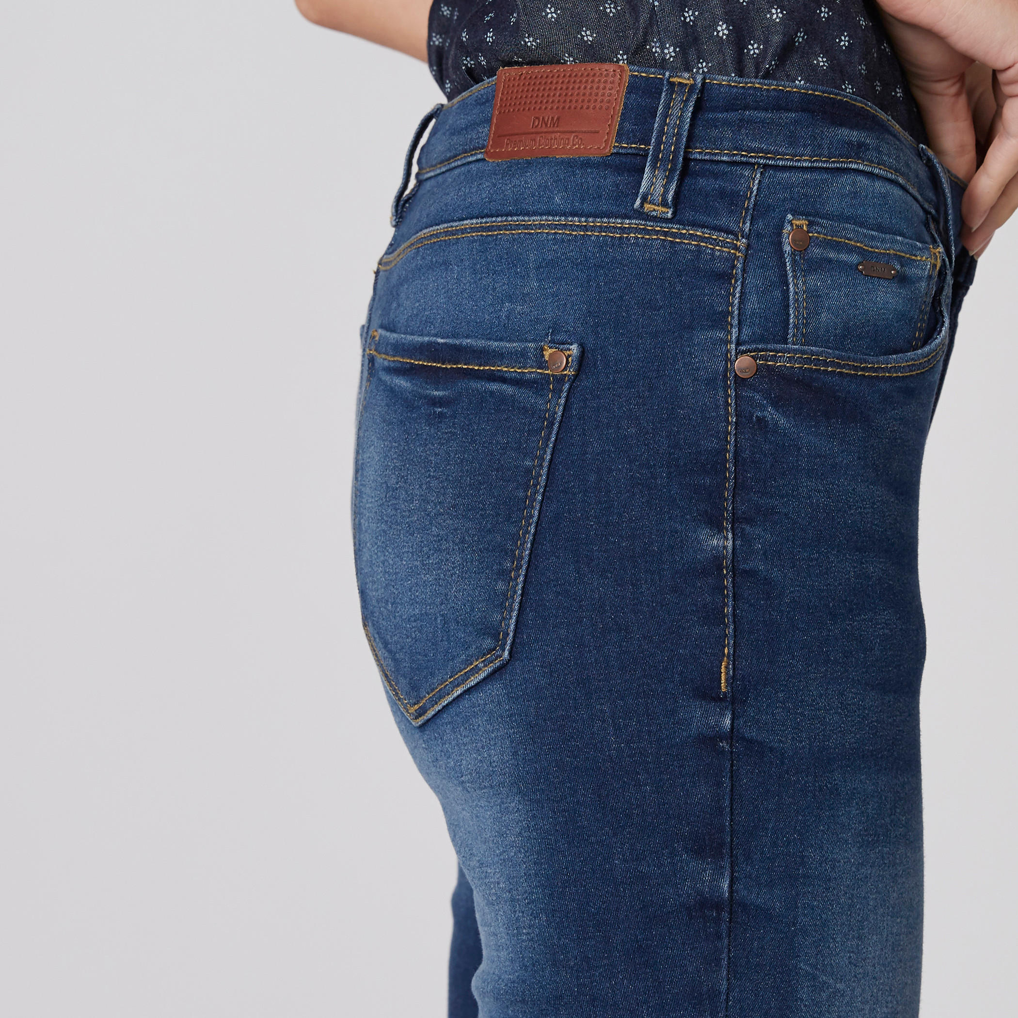 بنطال جينز طويل بزر إغلاق وجيوب-women-clothing-bottoms-jeans-image-4