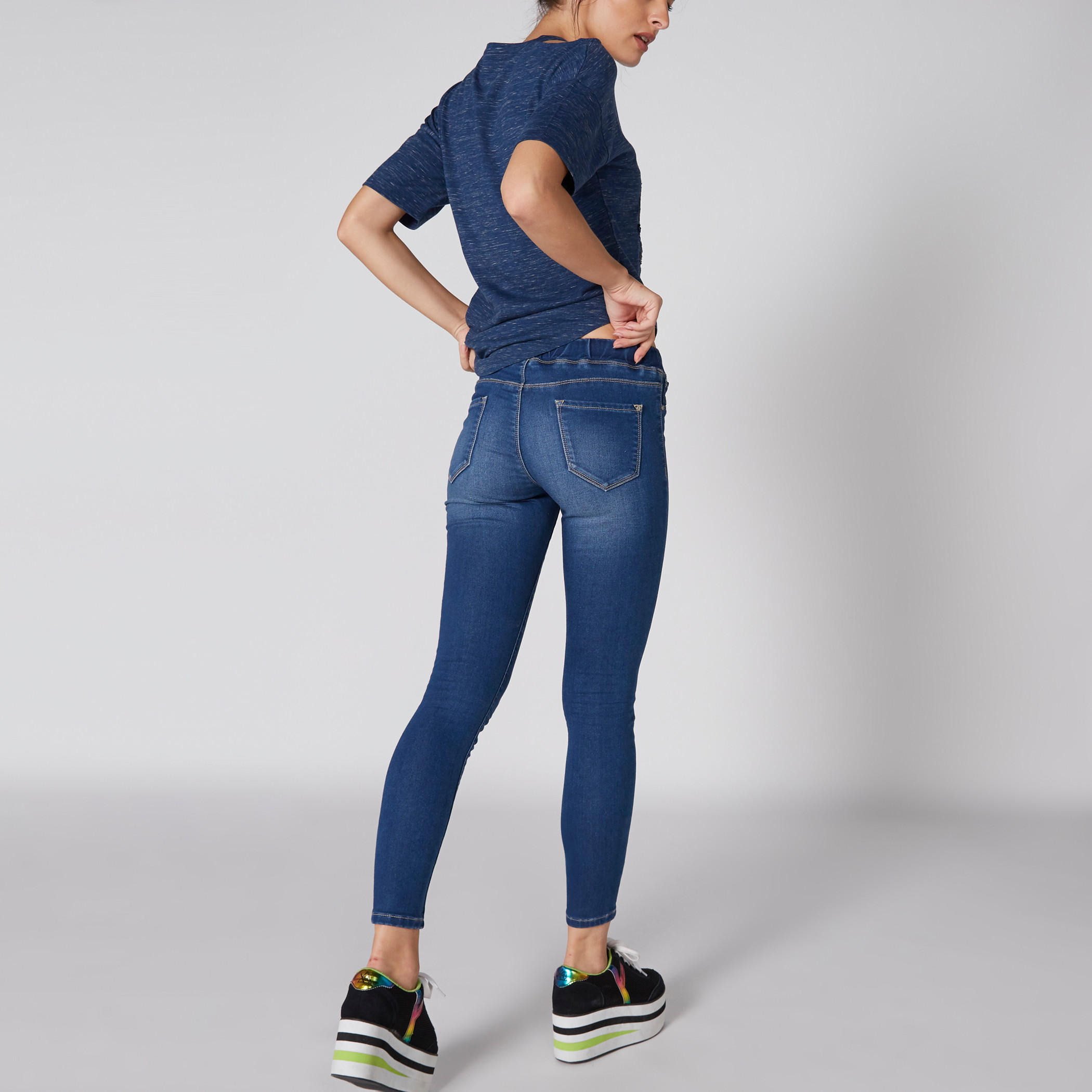 بنطال جينز طويل بخصر مطاطي وجيوب-women-clothing-bottoms-jeans-image-2