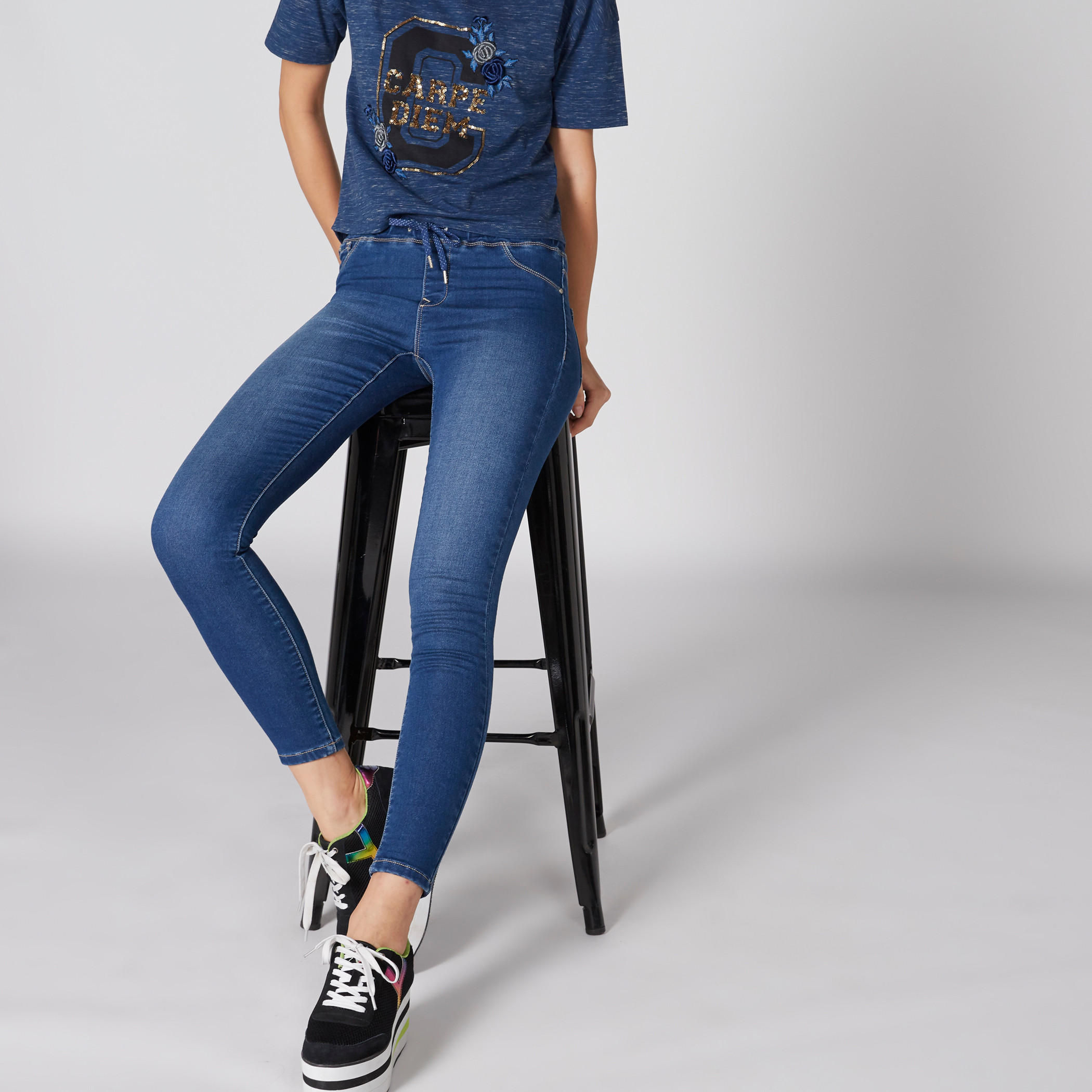 بنطال جينز طويل بخصر مطاطي وجيوب-women-clothing-bottoms-jeans-image-3