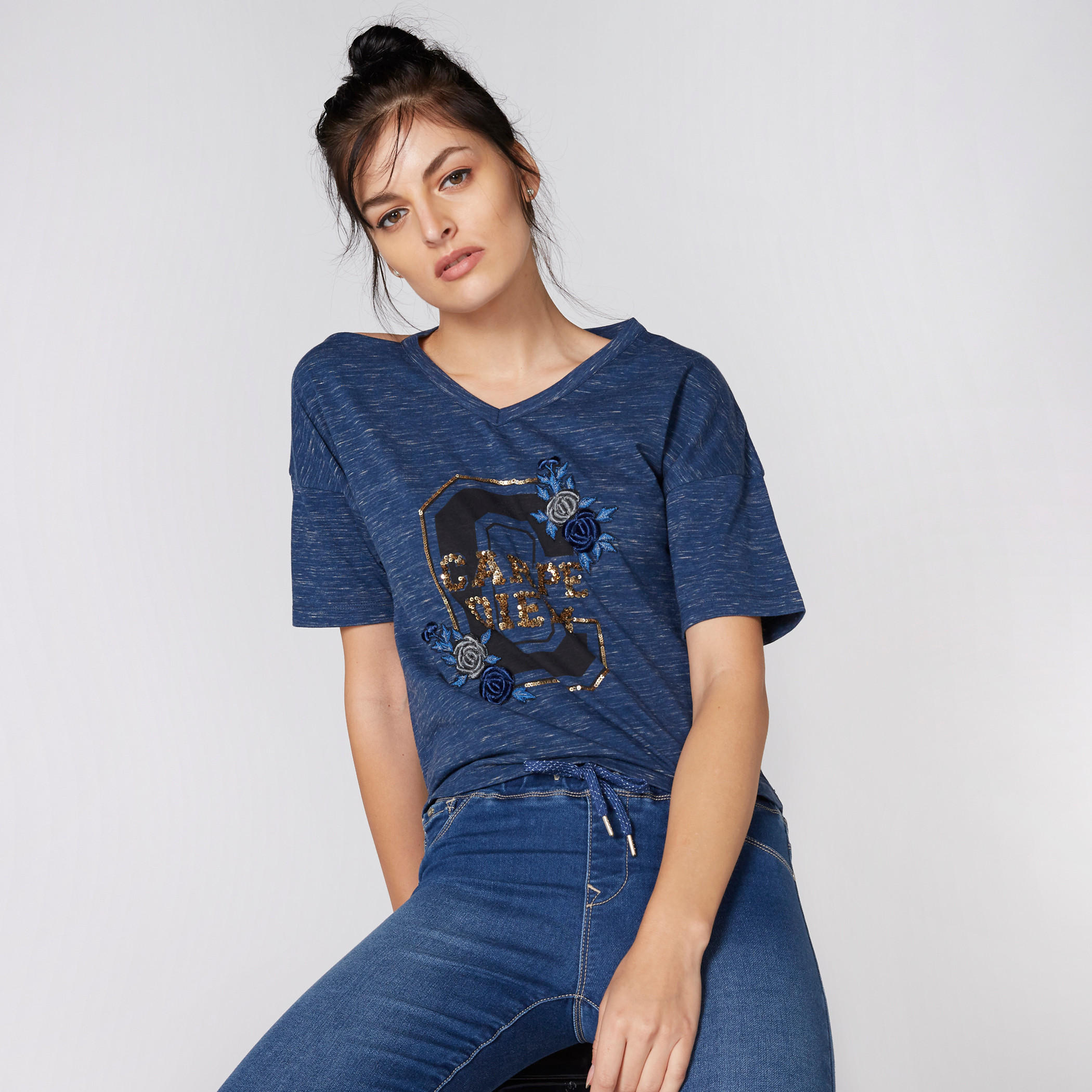 تيشيرت مطرز مع ياقة شكل حرف V و تصميم من الترتر-women-clothing-tshirts-image-1