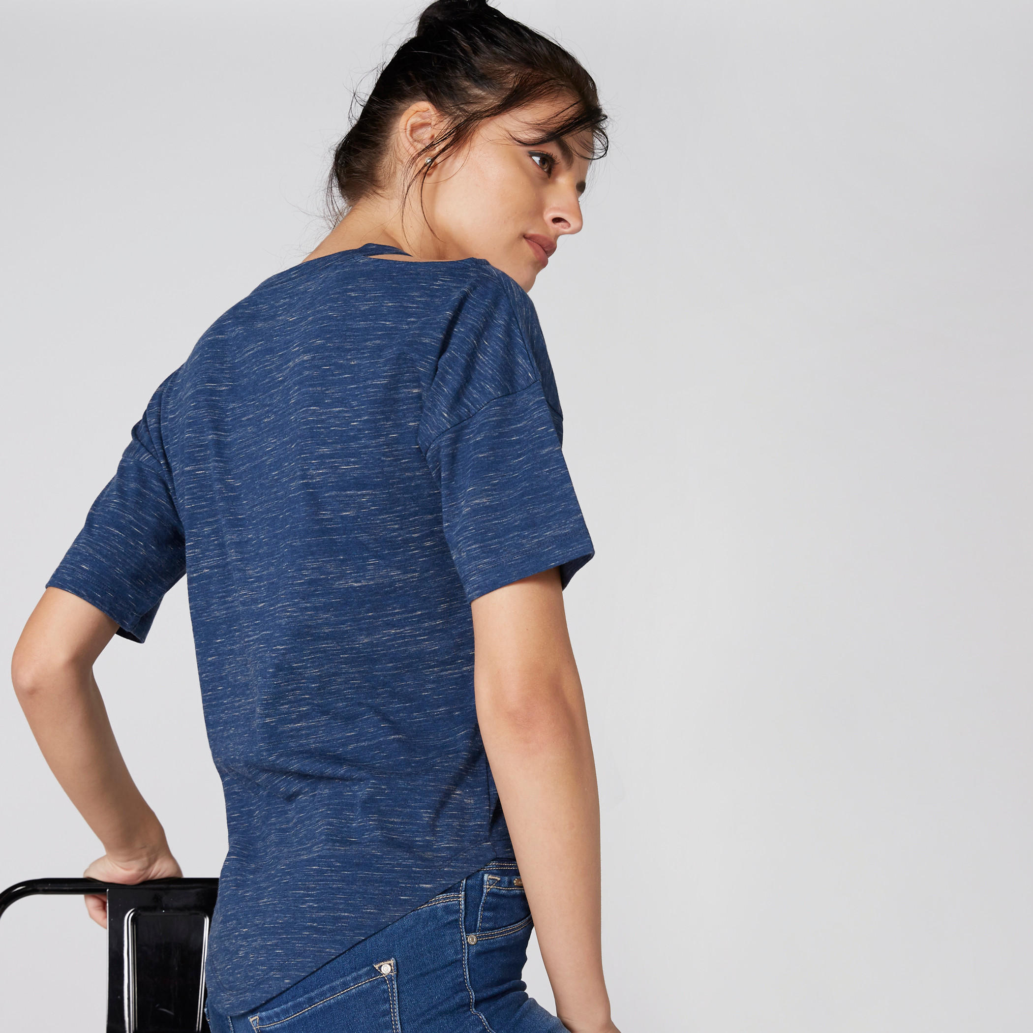 تيشيرت مطرز مع ياقة شكل حرف V و تصميم من الترتر-women-clothing-tshirts-image-2