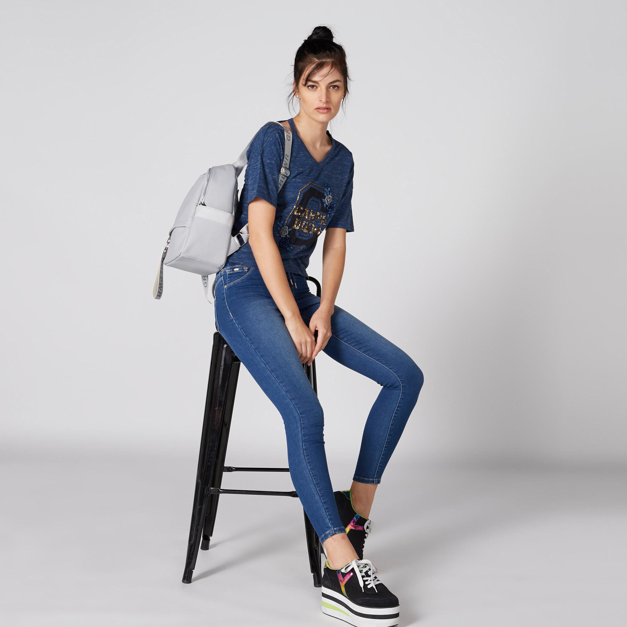 تيشيرت مطرز مع ياقة شكل حرف V و تصميم من الترتر-women-clothing-tshirts-image-3