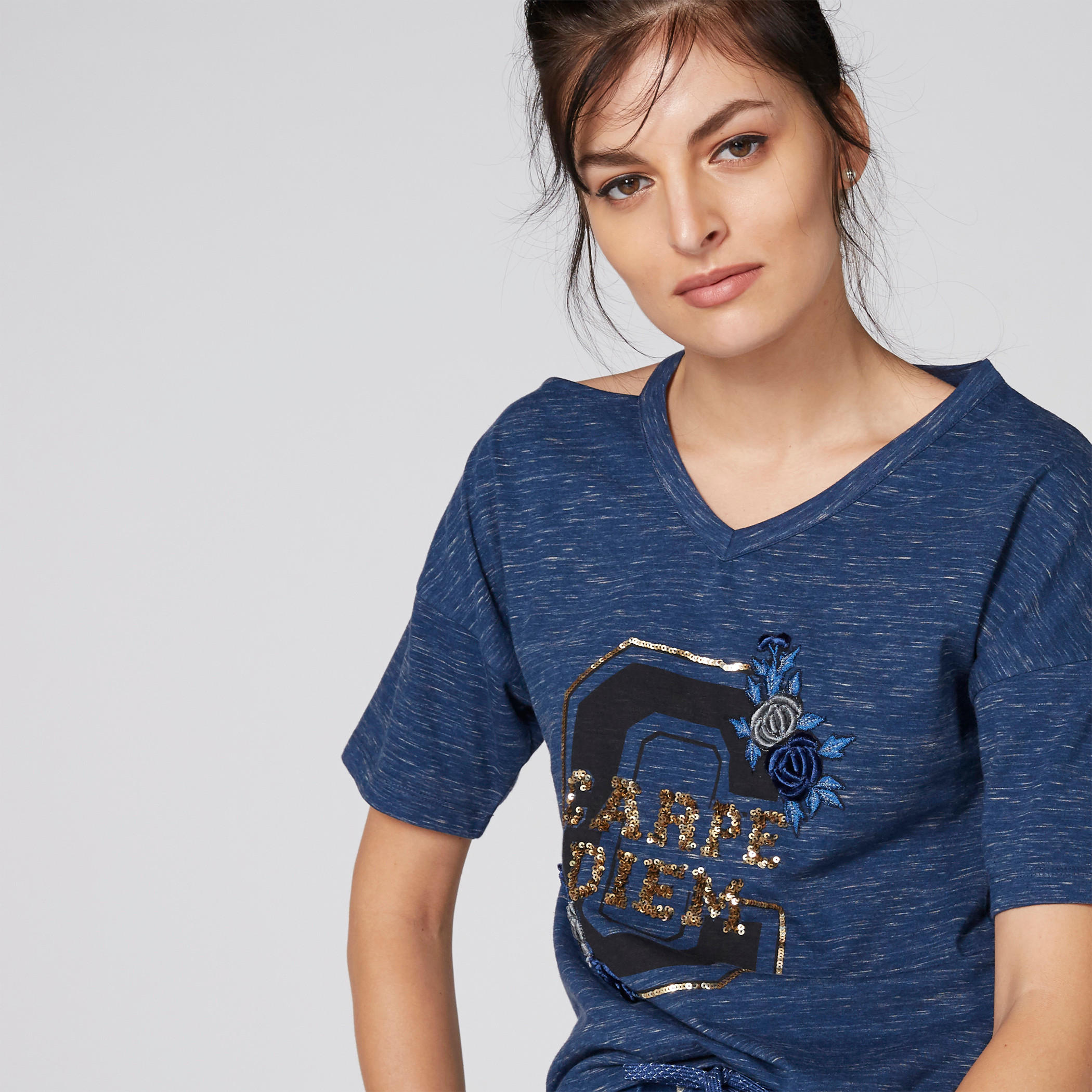 تيشيرت مطرز مع ياقة شكل حرف V و تصميم من الترتر-women-clothing-tshirts-image-4
