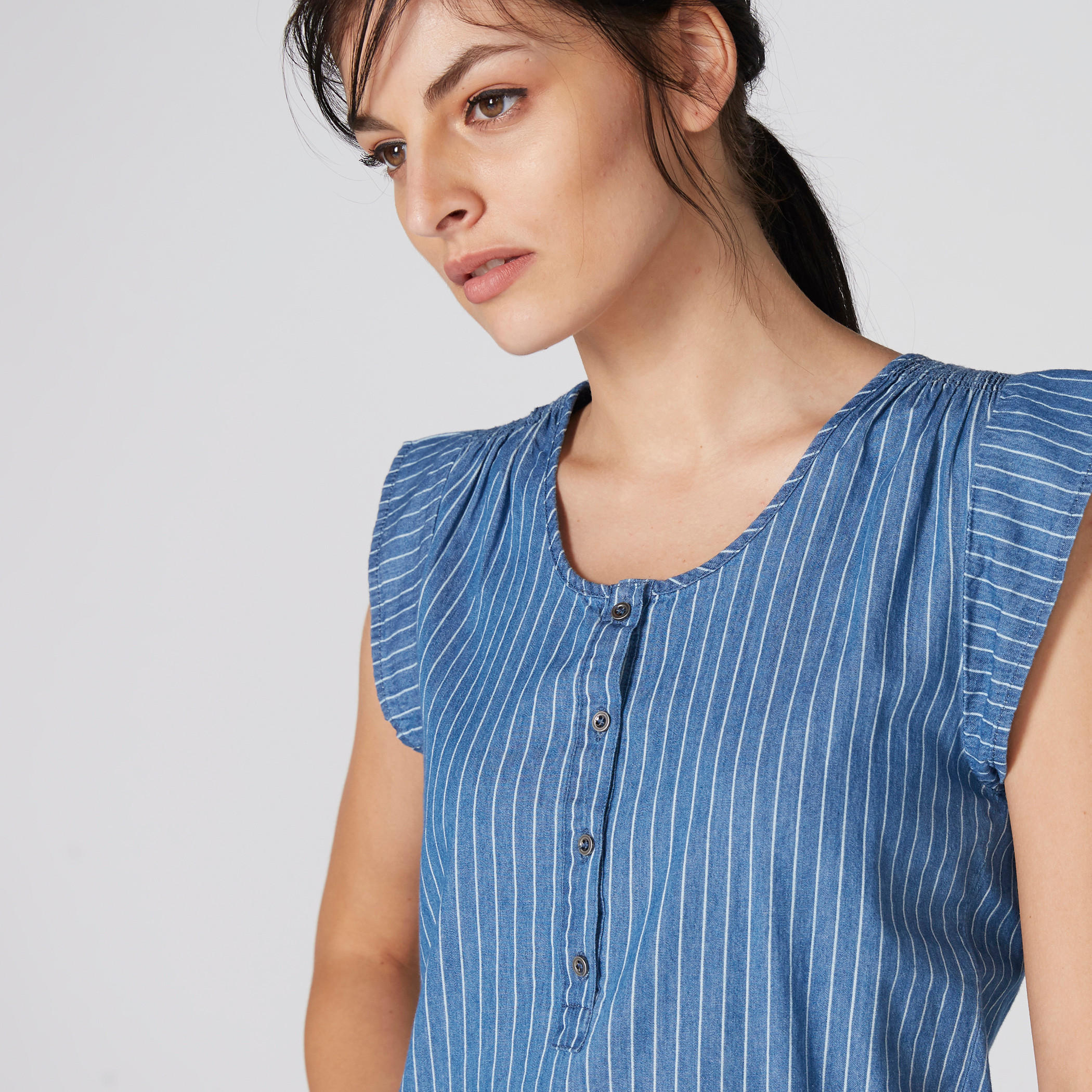 بلوزة مقلمة بياقة هينلي وأكمام كاب-women-clothing-shirtsandblouses-blouses-image-4