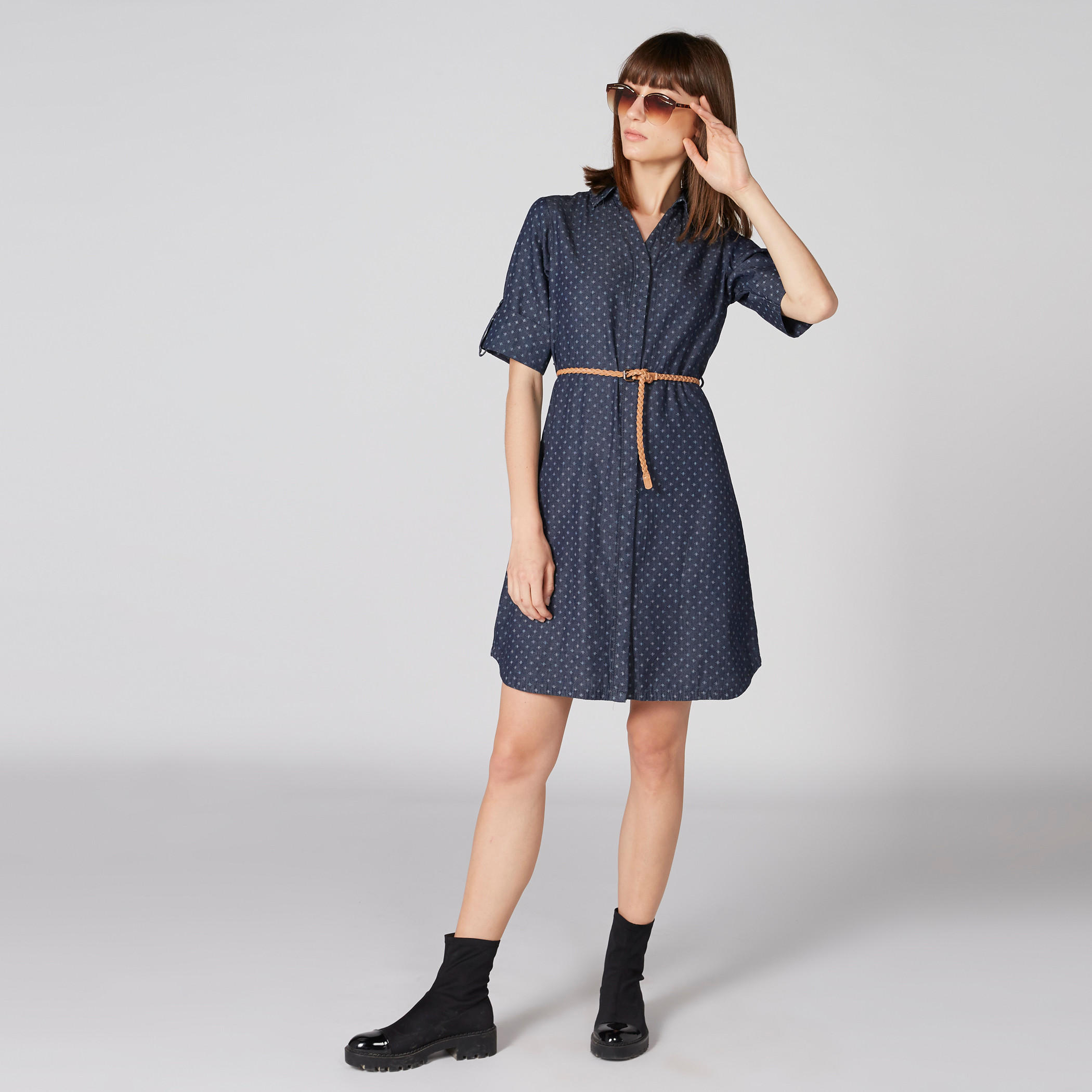فستان قميص متوسط الطول من الدينم بطبعات مع حزام ضفيرة-women-clothing-dresses-image-3