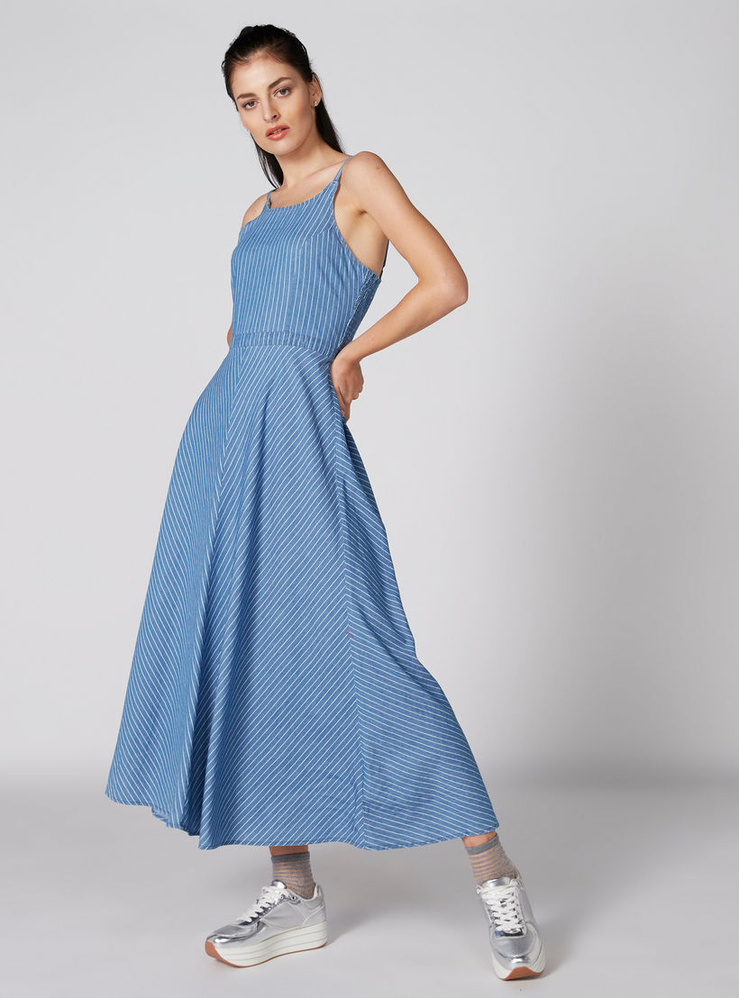 فستان طويل مقلّم بحمّالات قابلة للتعديل ودرزات-women-clothing-dresses-image-1