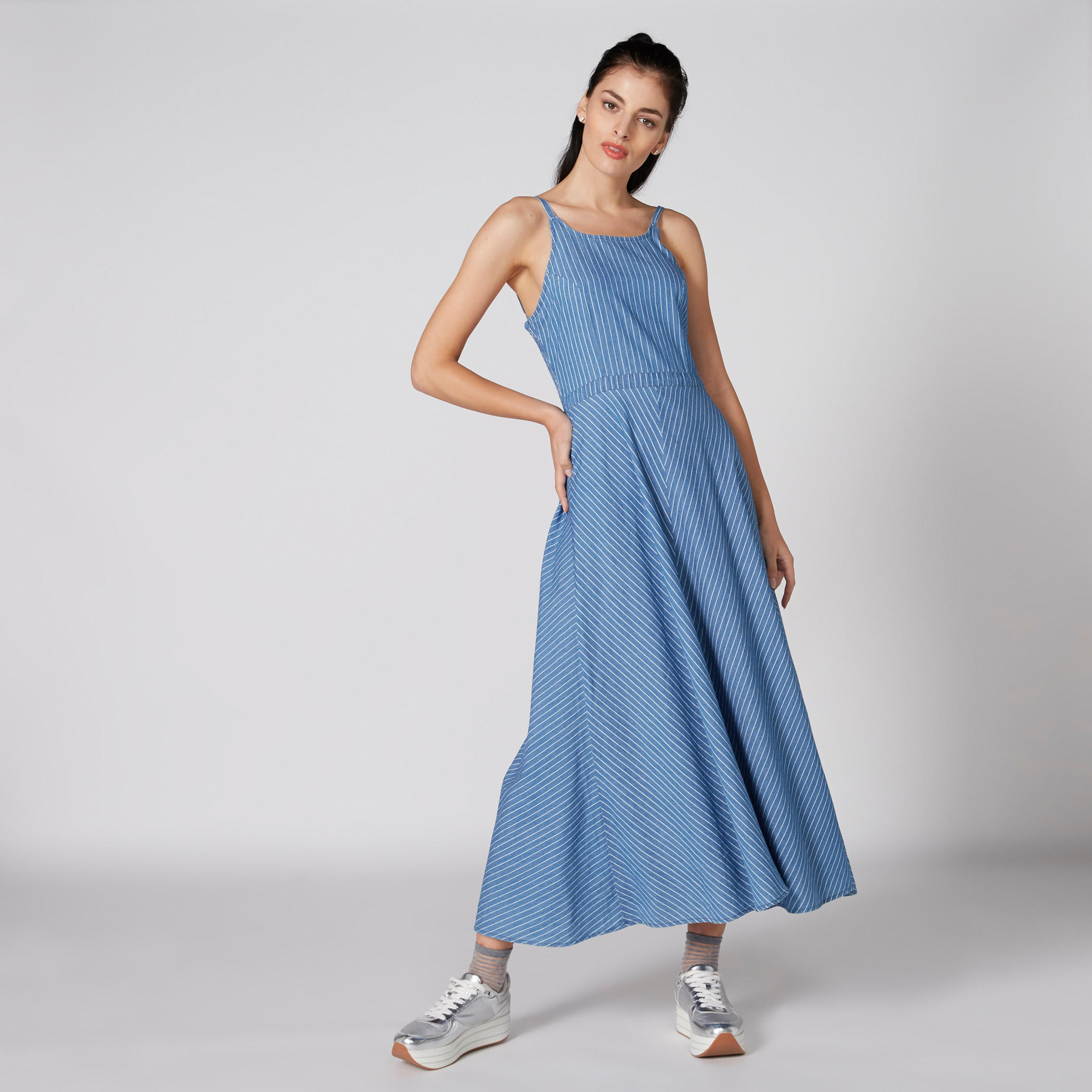فستان طويل مقلّم بحمّالات قابلة للتعديل ودرزات-women-clothing-dresses-image-4