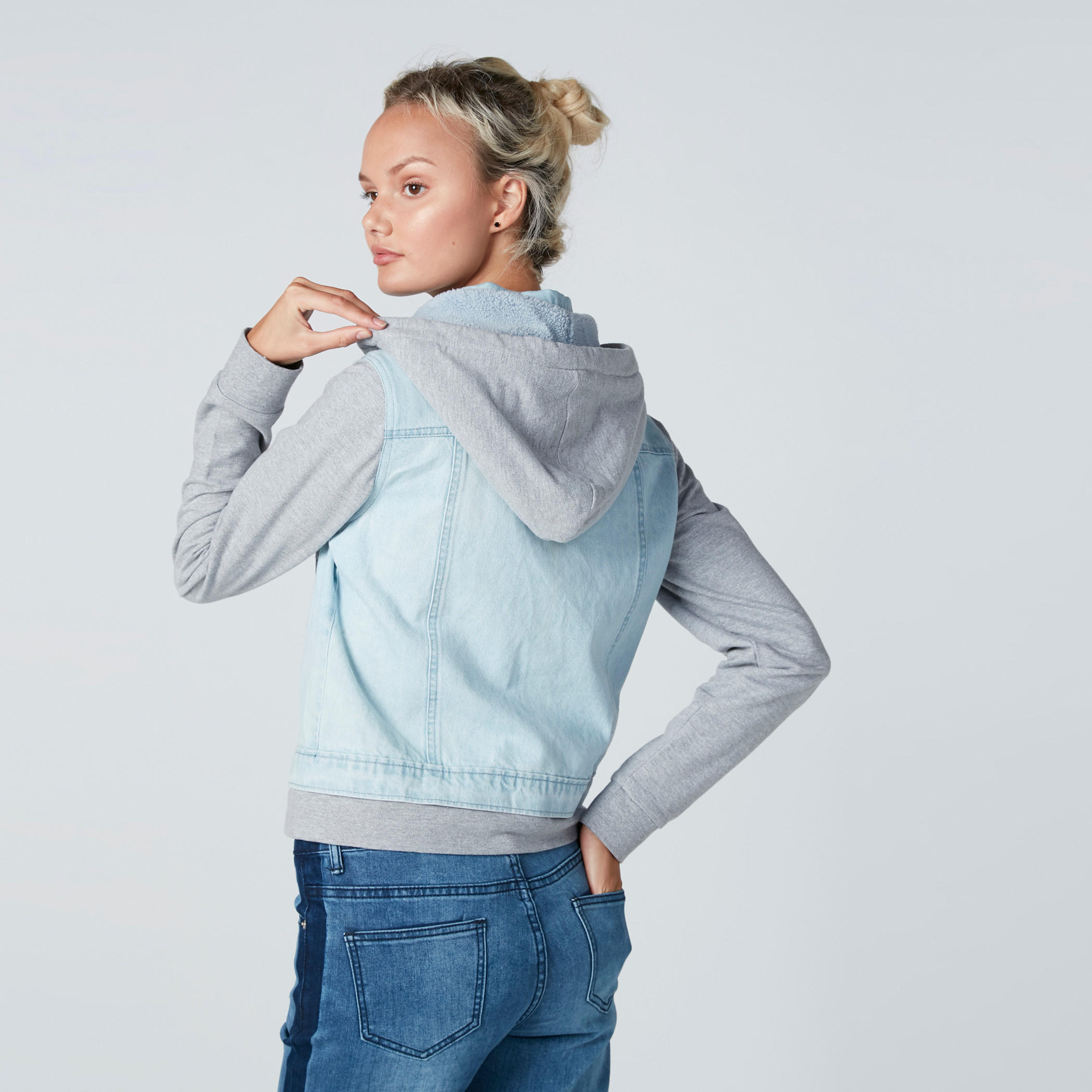 جاكيت بقبّعة وأكمام طويلة وجيوب-women-winterwear-coatsandjackets-jackets-image-2